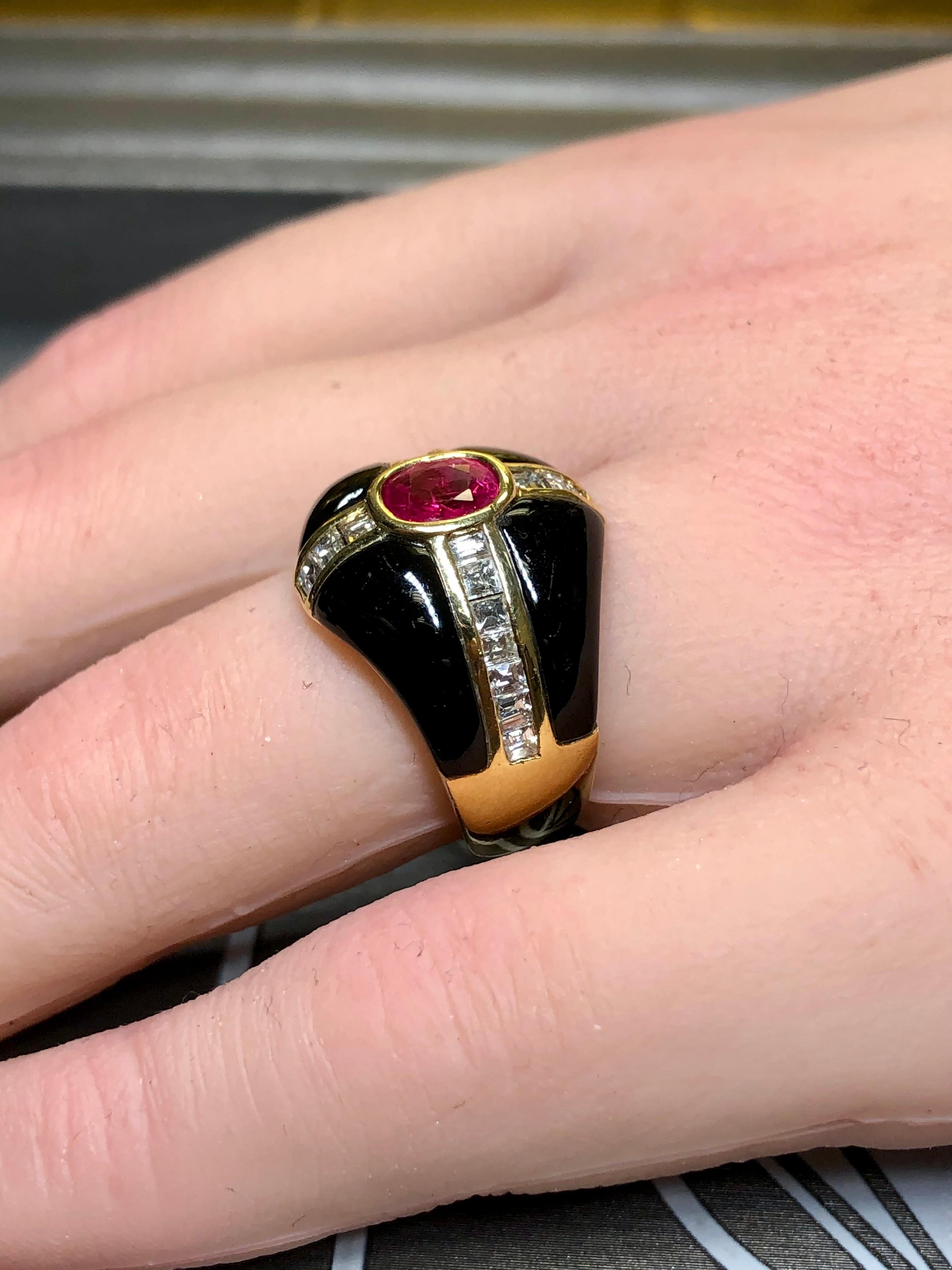 Anillo de cóctel de oro amarillo de 18 quilates con diamante baguette cuadrado Carre de rubí y ónice GIA en venta 5