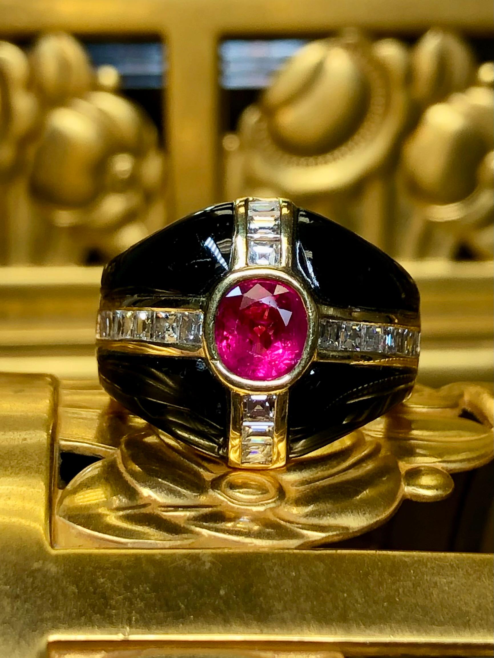 Impresionante anillo vintage hecho a mano en oro amarillo de 18 quilates, rematado con ónice negro pulido y centrado por un rubí ovalado natural de 1,12 quilates. En la parte superior e inferior, así como en los laterales, hay engastados diamantes