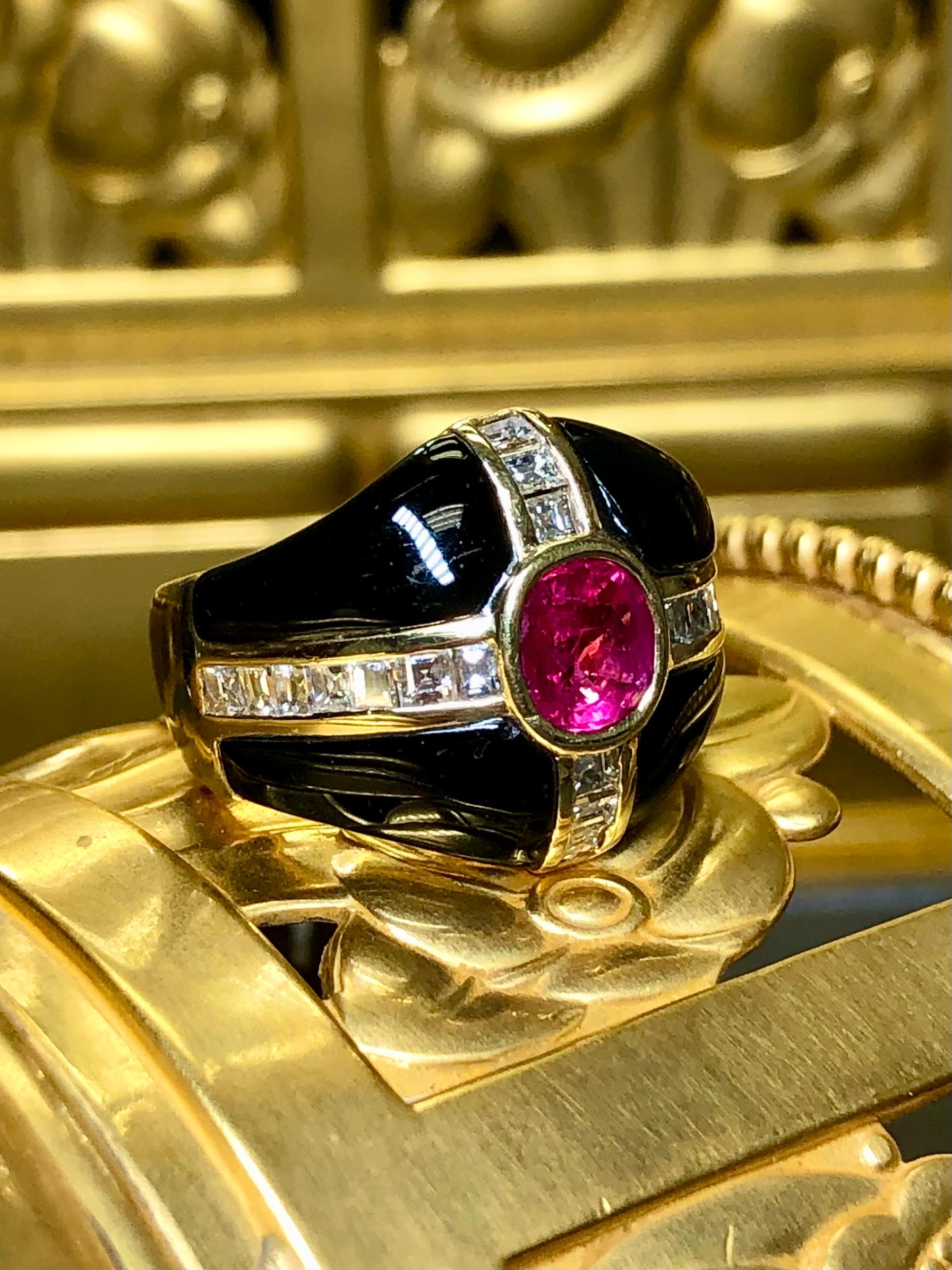 Anillo de cóctel de oro amarillo de 18 quilates con diamante baguette cuadrado Carre de rubí y ónice GIA Corte baguette en venta
