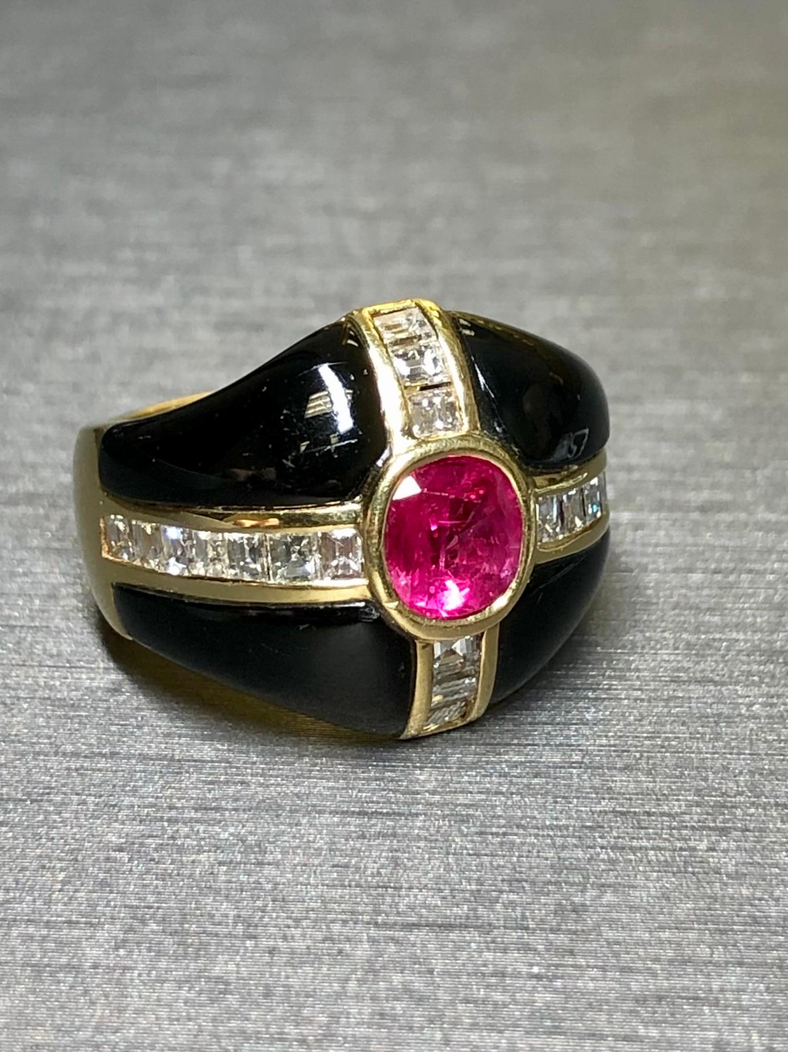 Femenino o masculino Anillo de cóctel de oro amarillo de 18 quilates con diamante baguette cuadrado Carre de rubí y ónice GIA en venta