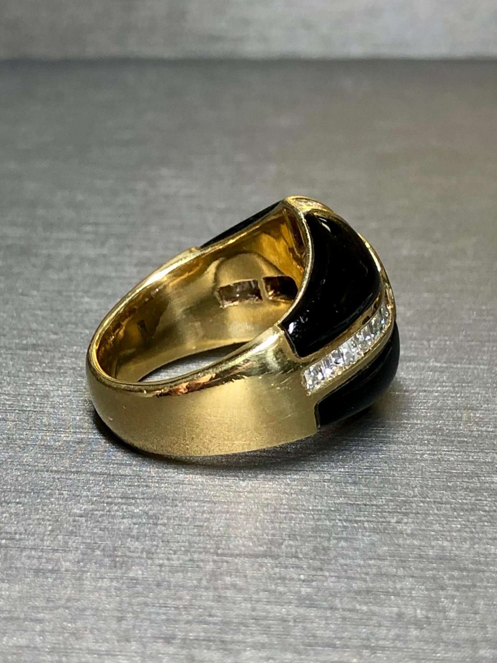 Anillo de cóctel de oro amarillo de 18 quilates con diamante baguette cuadrado Carre de rubí y ónice GIA en venta 1