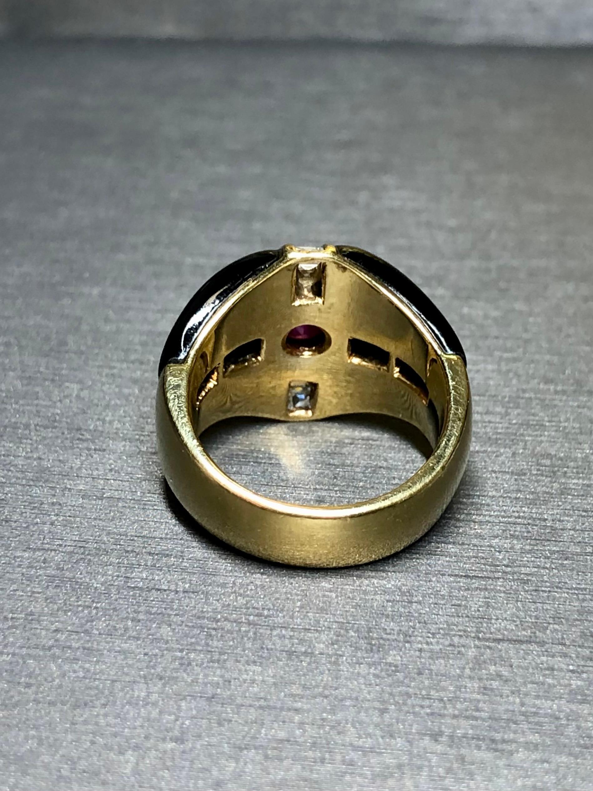Anillo de cóctel de oro amarillo de 18 quilates con diamante baguette cuadrado Carre de rubí y ónice GIA en venta 2