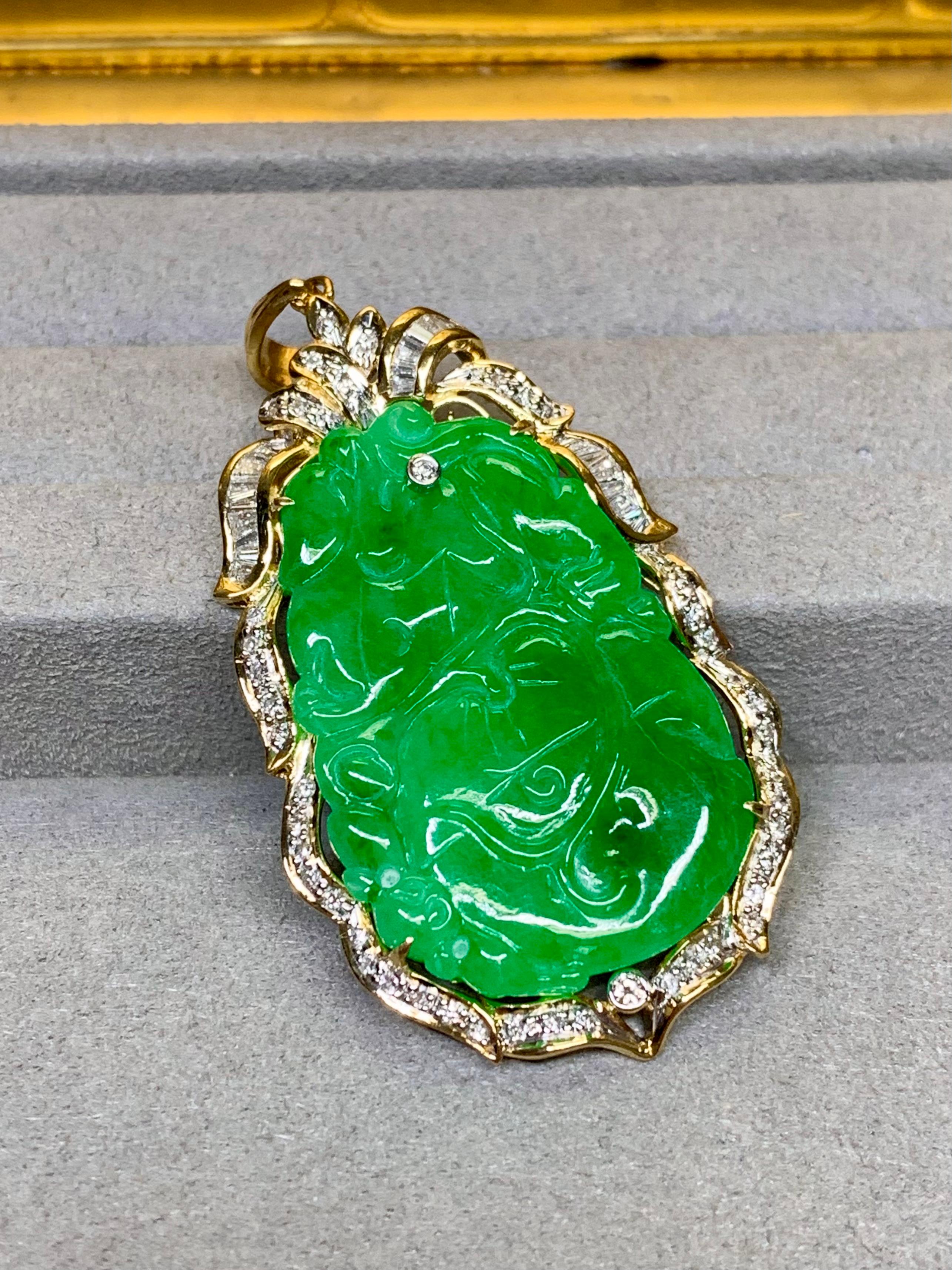 
Un pendentif de succession remarquable en or jaune 18 carats, centré par une plaque de jade sculpté d'un vert éclatant. Le jade présente une couleur riche et une sculpture complexe, rehaussée par un diamant unique serti au sommet. La pièce centrale