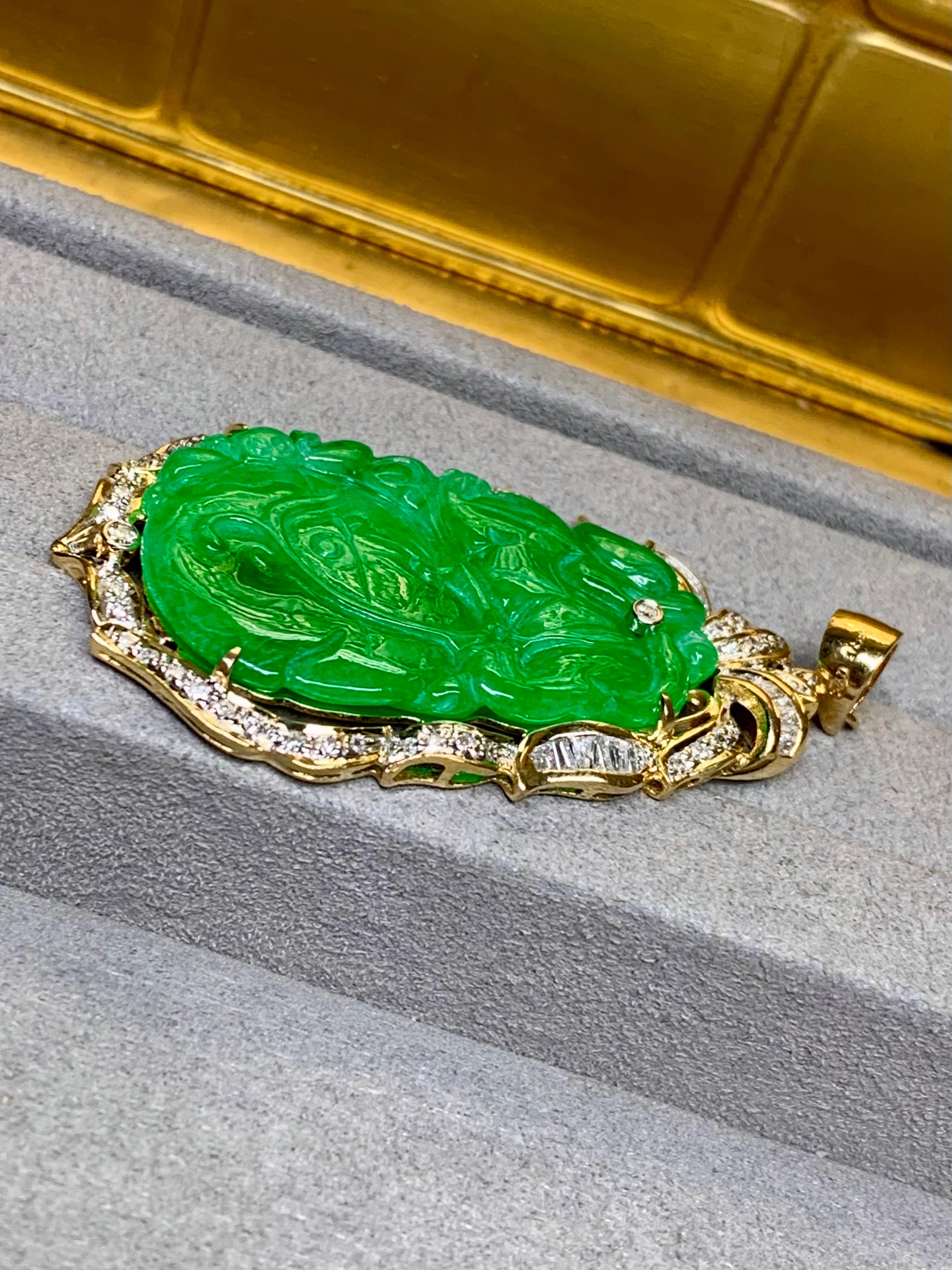Contemporain Estate Or jaune 18K Jade vert sculpté Baguette Diamant rond Large Pendentif en vente