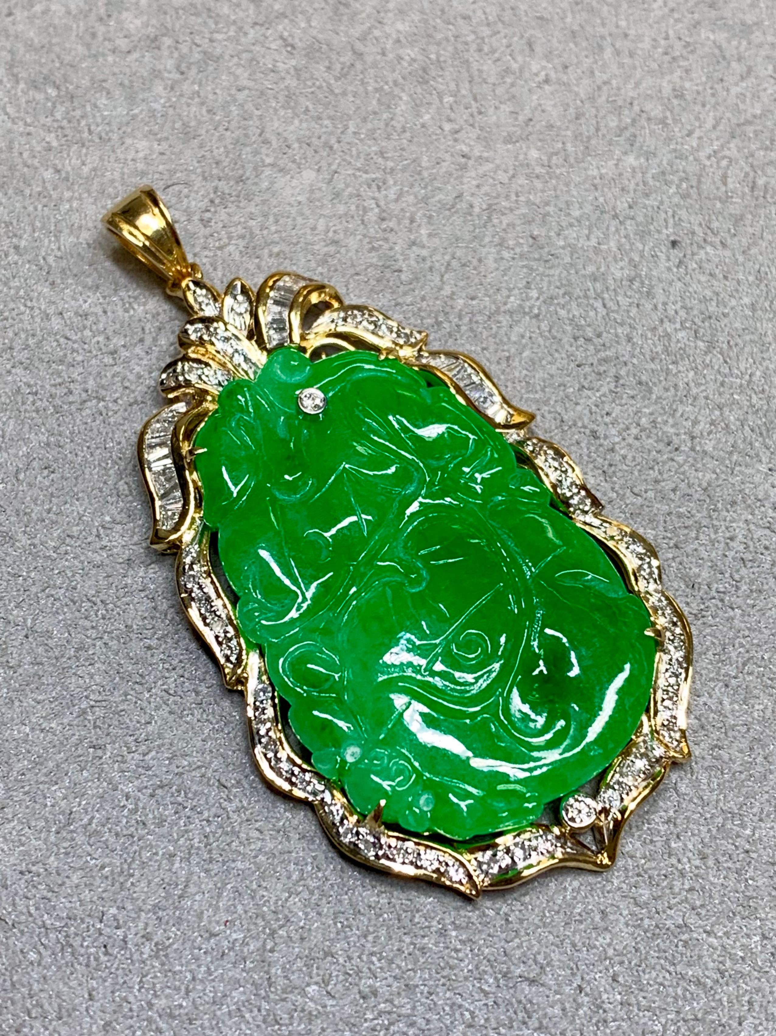 Taille ronde Estate Or jaune 18K Jade vert sculpté Baguette Diamant rond Large Pendentif en vente