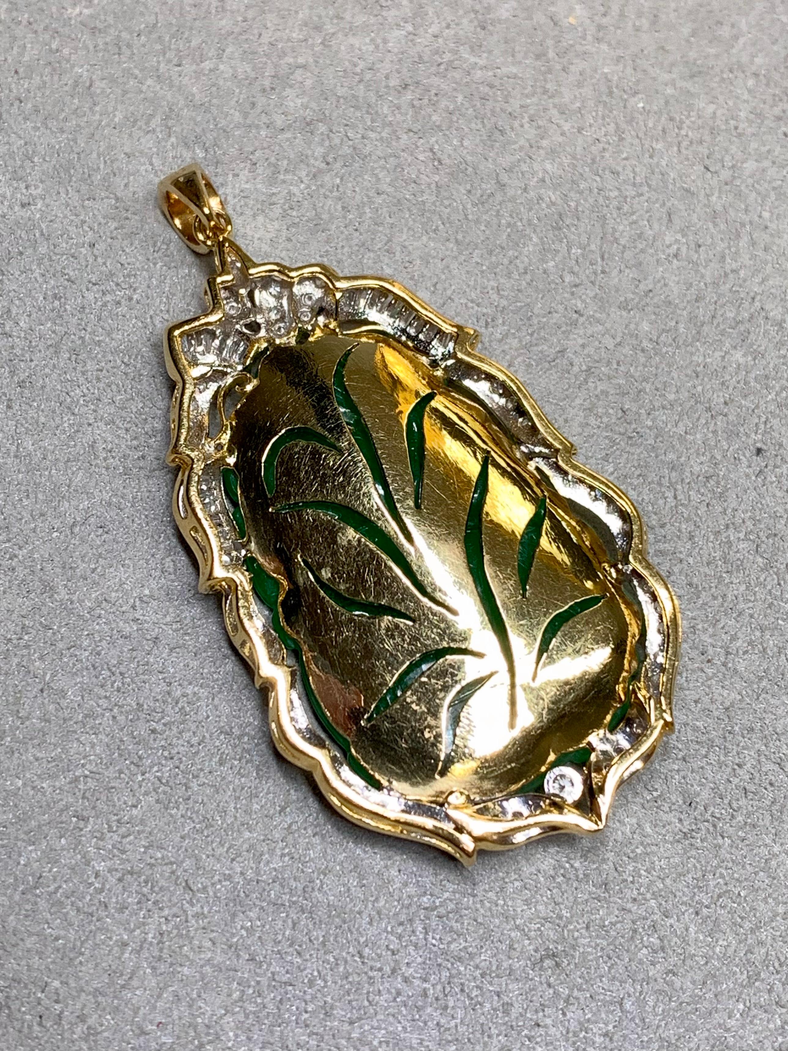 Estate Or jaune 18K Jade vert sculpté Baguette Diamant rond Large Pendentif Excellent état - En vente à Winter Springs, FL