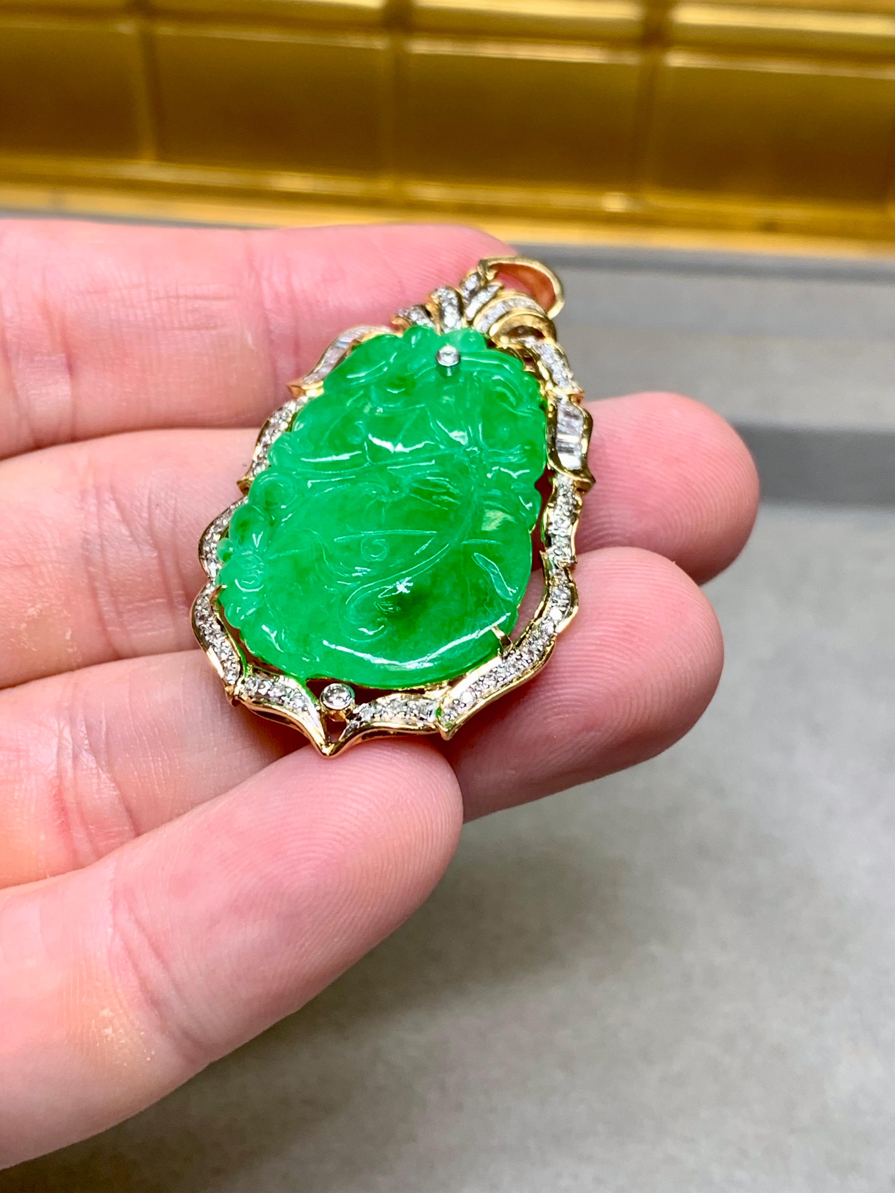 Estate Or jaune 18K Jade vert sculpté Baguette Diamant rond Large Pendentif Unisexe en vente