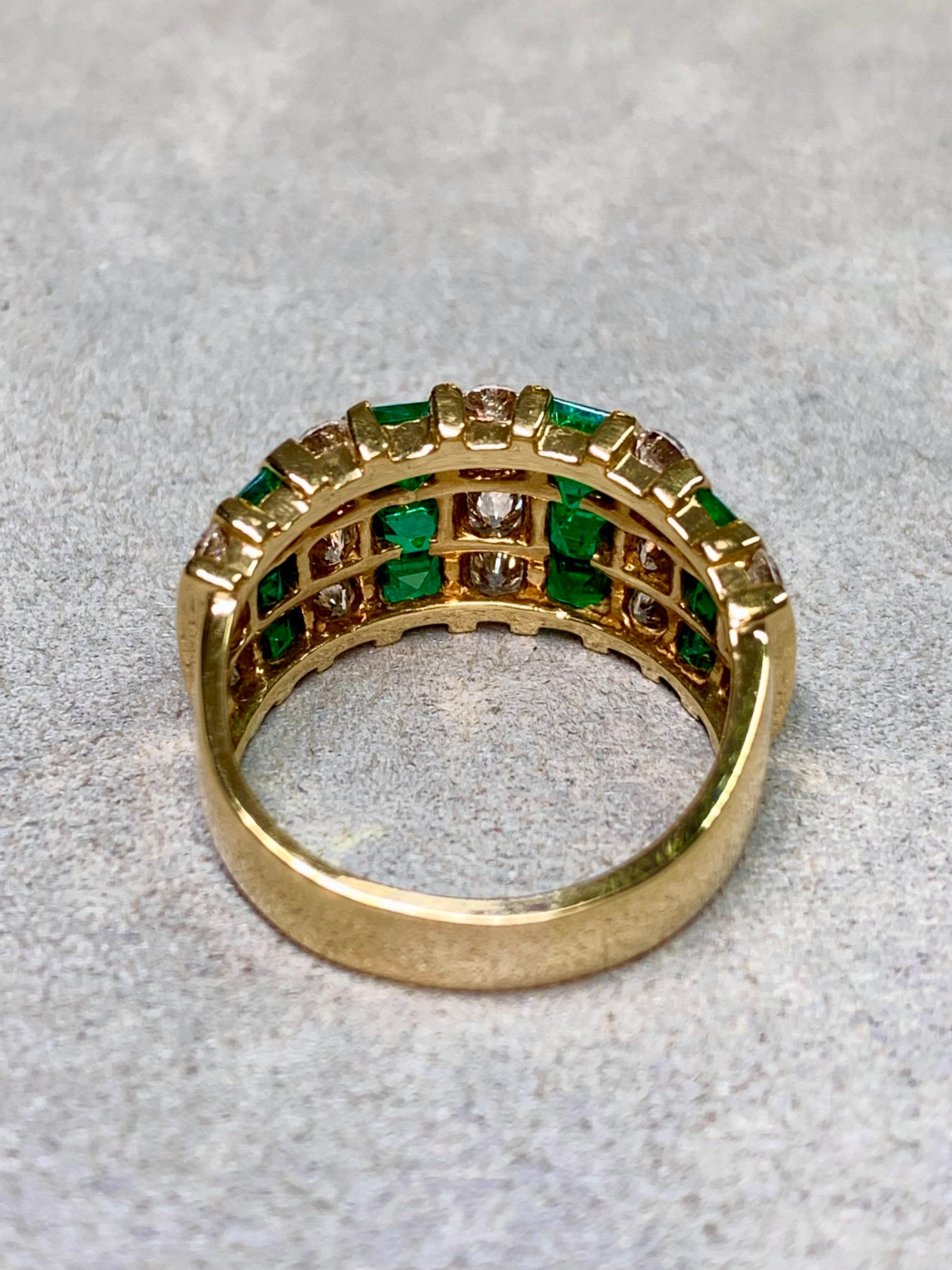 Ein außergewöhnlicher Cocktailring von raffinierter Eleganz, gefertigt aus schwerem 18-karätigem Gelbgold. Das Design zeigt etwa 2,40 Karat üppige, lebhaft grüne, natürliche Smaragde im Quadratschliff, deren satte Farbe ein Gefühl zeitloser