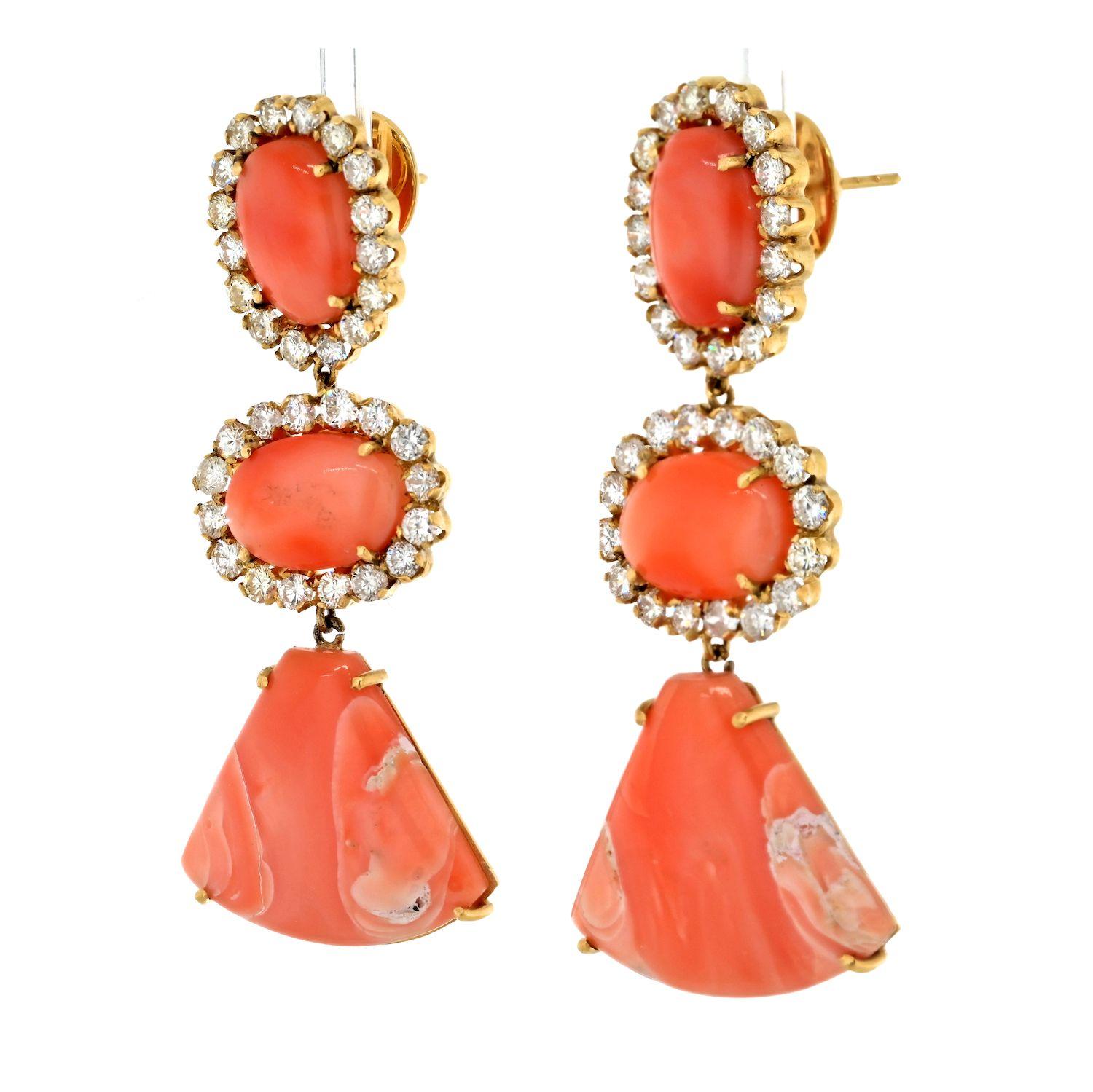 Estate 18K Yellow Gold Coral And Diamod Dangling Drop Earrings  In Excellent Condition For Sale In New York, NY