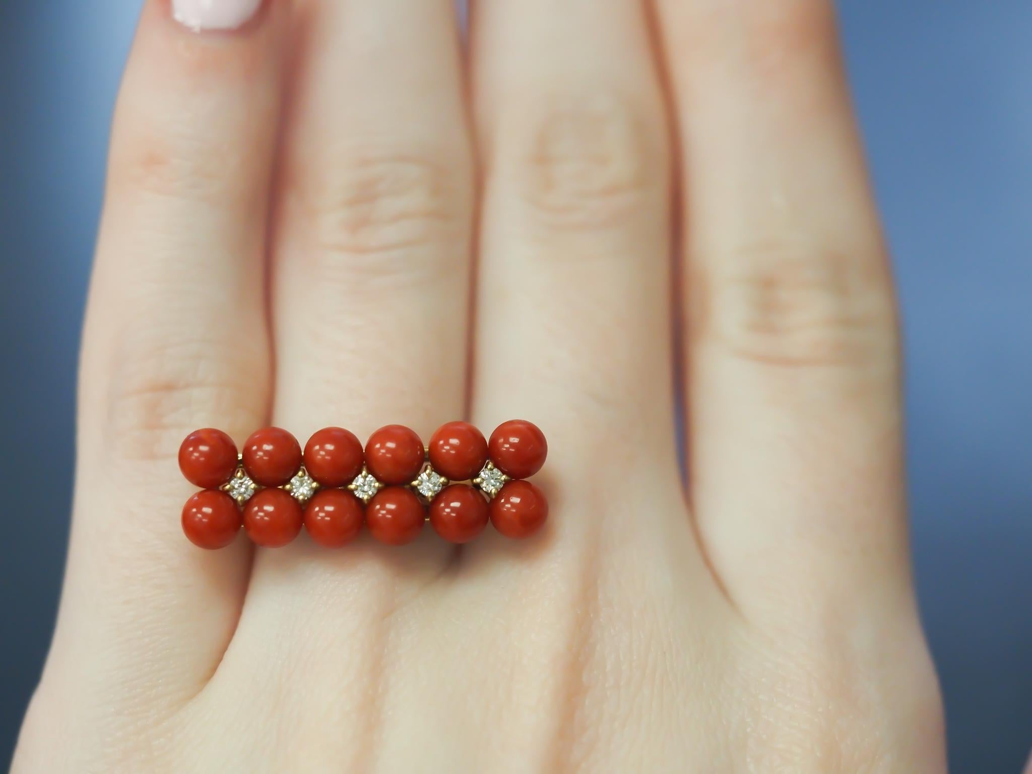 Estate 18K Yellow Gold Coral and Diamond Horizontal Bar Ring In Good Condition For Sale In Hicksville, NY