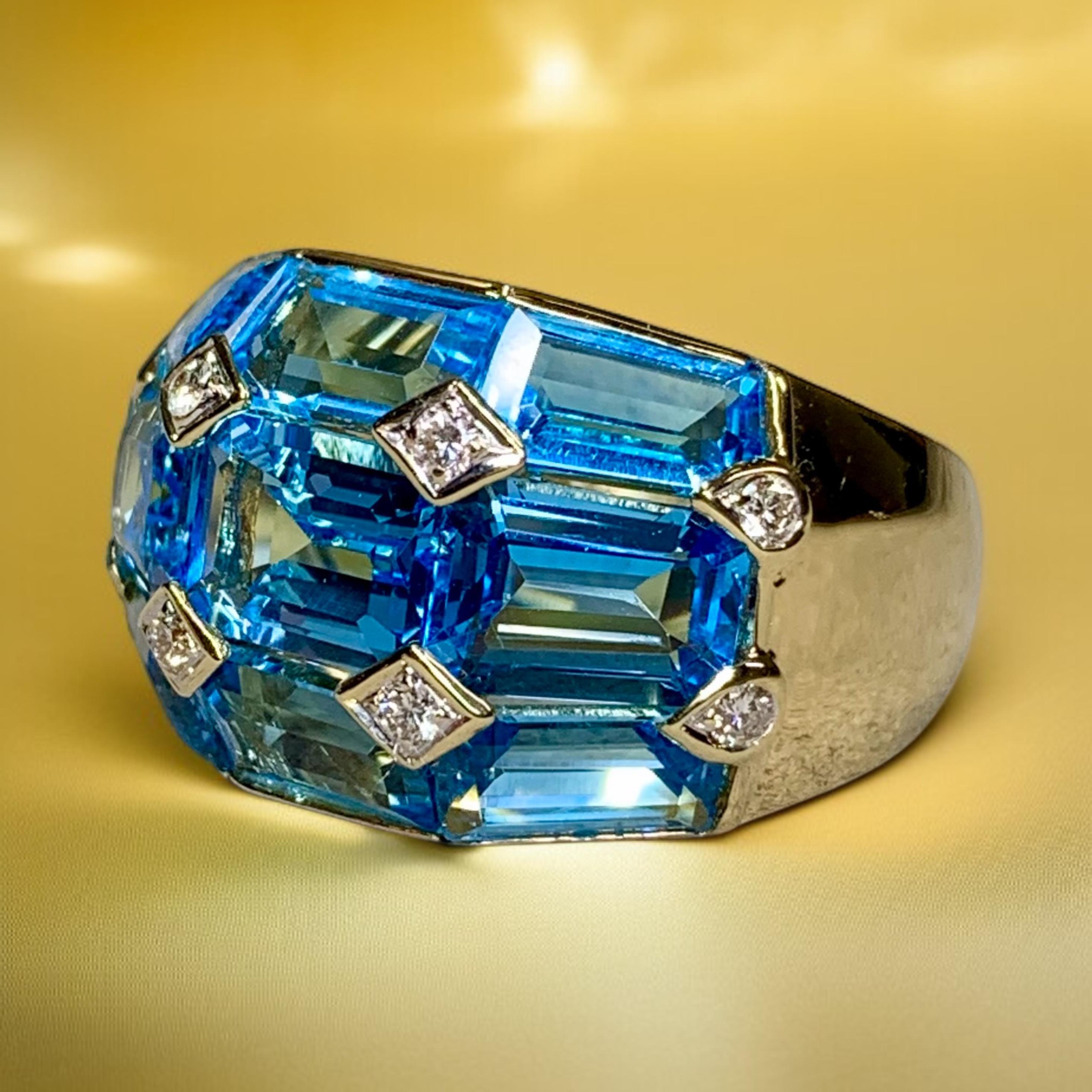 Une bague contemporaine absolument magnifique en or jaune 18 carats et délicieusement sertie de topazes bleues naturelles parfaitement positionnées et calibrées. La monture est également parsemée de diamants ronds affleurants d'une valeur totale de