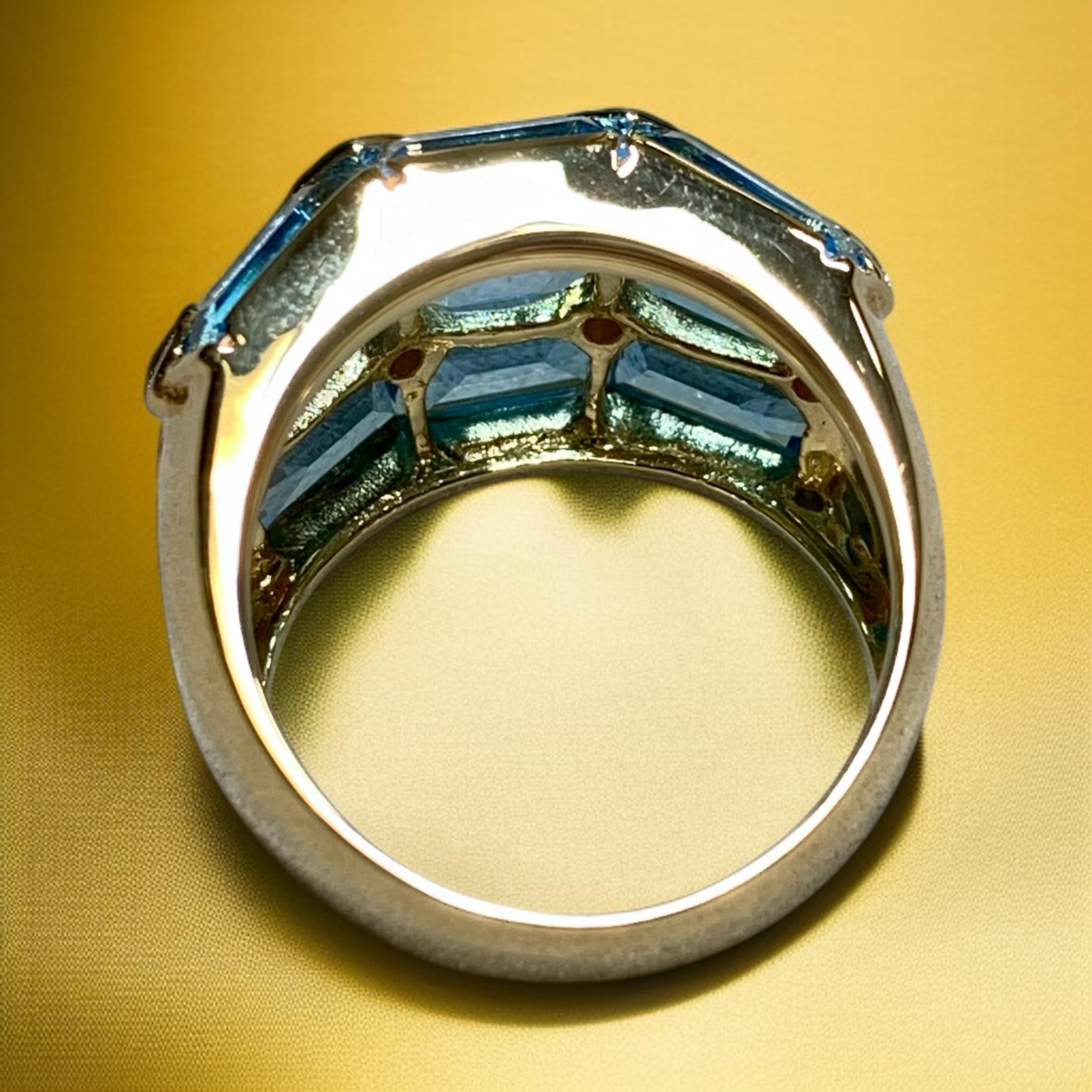 Taille émeraude Bague de succession en or jaune 18 carats calibrée sur mesure avec topaze bleue et diamants 13,20 ctw en vente