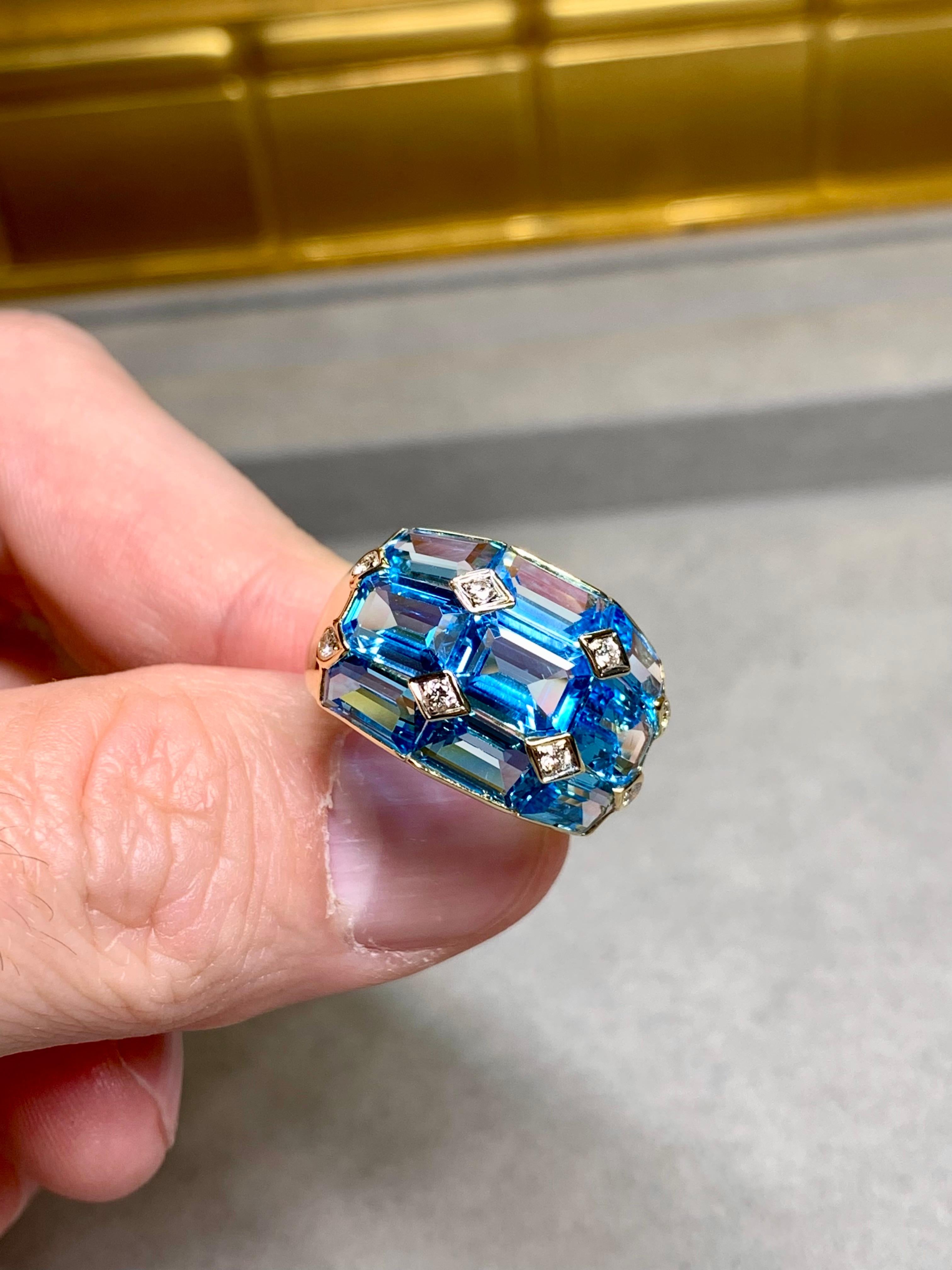 Bague de succession en or jaune 18 carats calibrée sur mesure avec topaze bleue et diamants 13,20 ctw Unisexe en vente