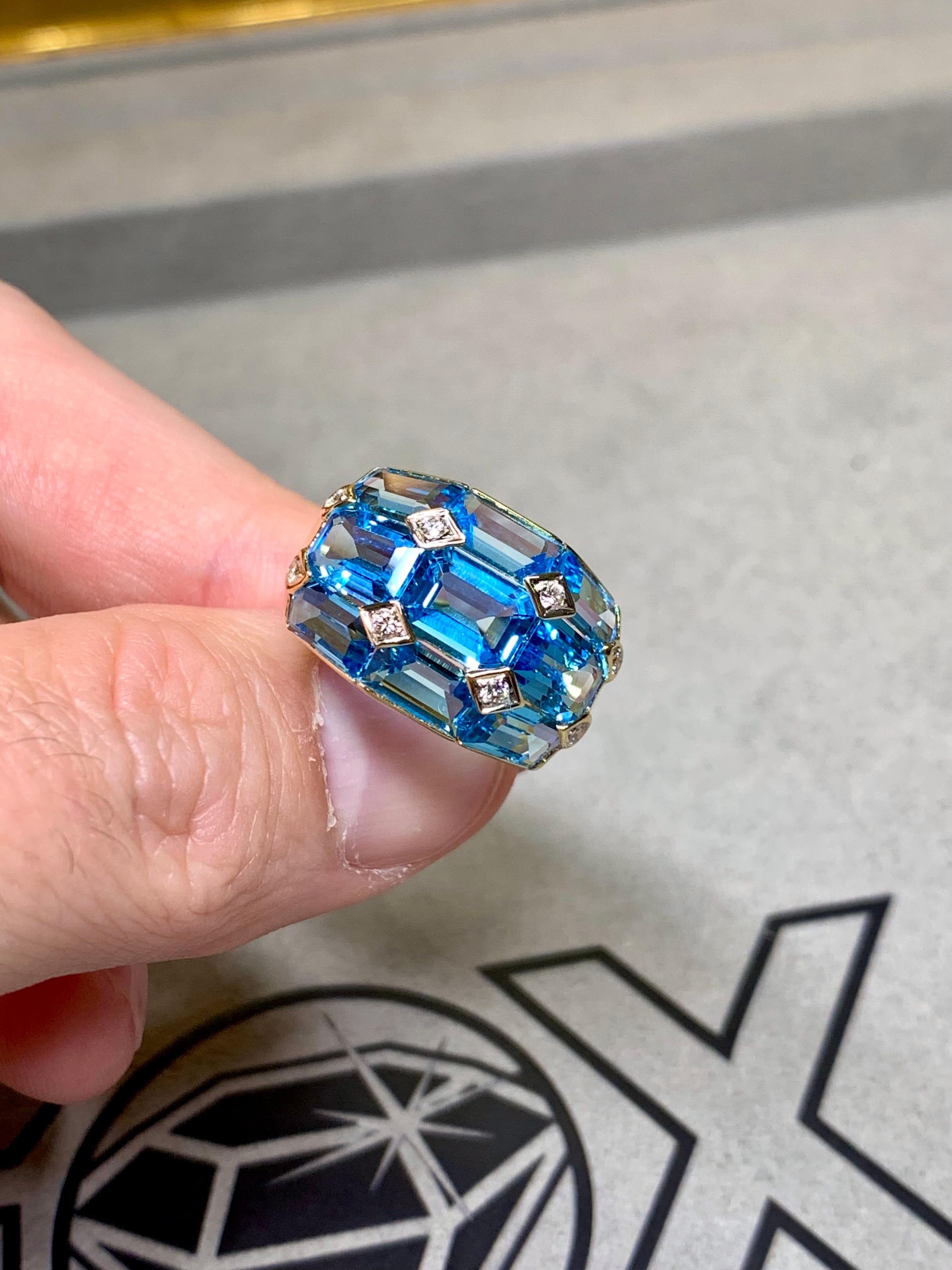 Bague de succession en or jaune 18 carats calibrée sur mesure avec topaze bleue et diamants 13,20 ctw en vente 3