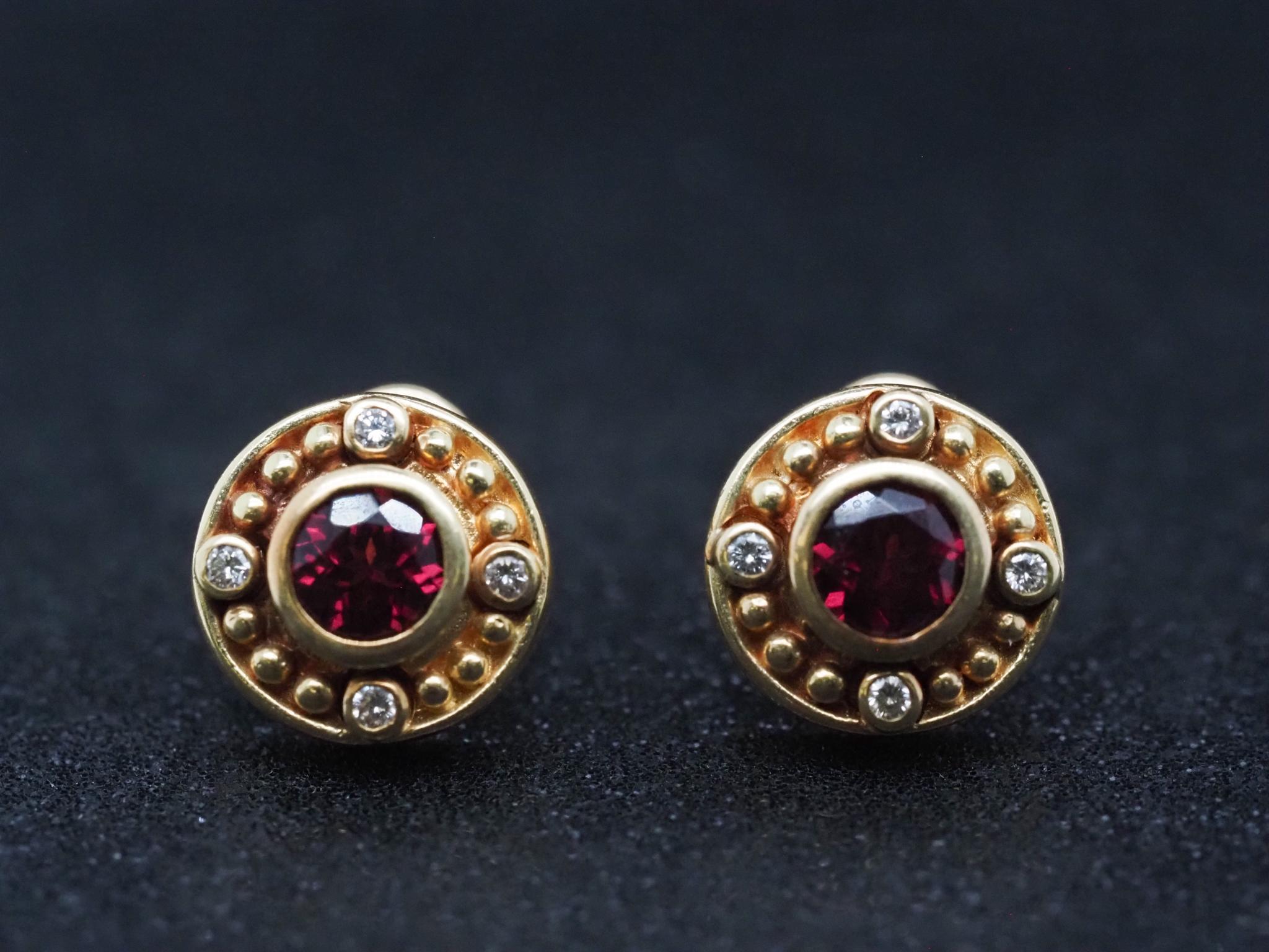 Boucles d'oreilles en or jaune 18K avec diamants et tourmaline - VHK#573a

Détails de l'article :
Année : 1980
Type de métal : Or jaune 18K [poinçonné et testé].
Poids : 14.0 grammes

Détails du diamant : Diamant naturel rond et brillant, couleur F,