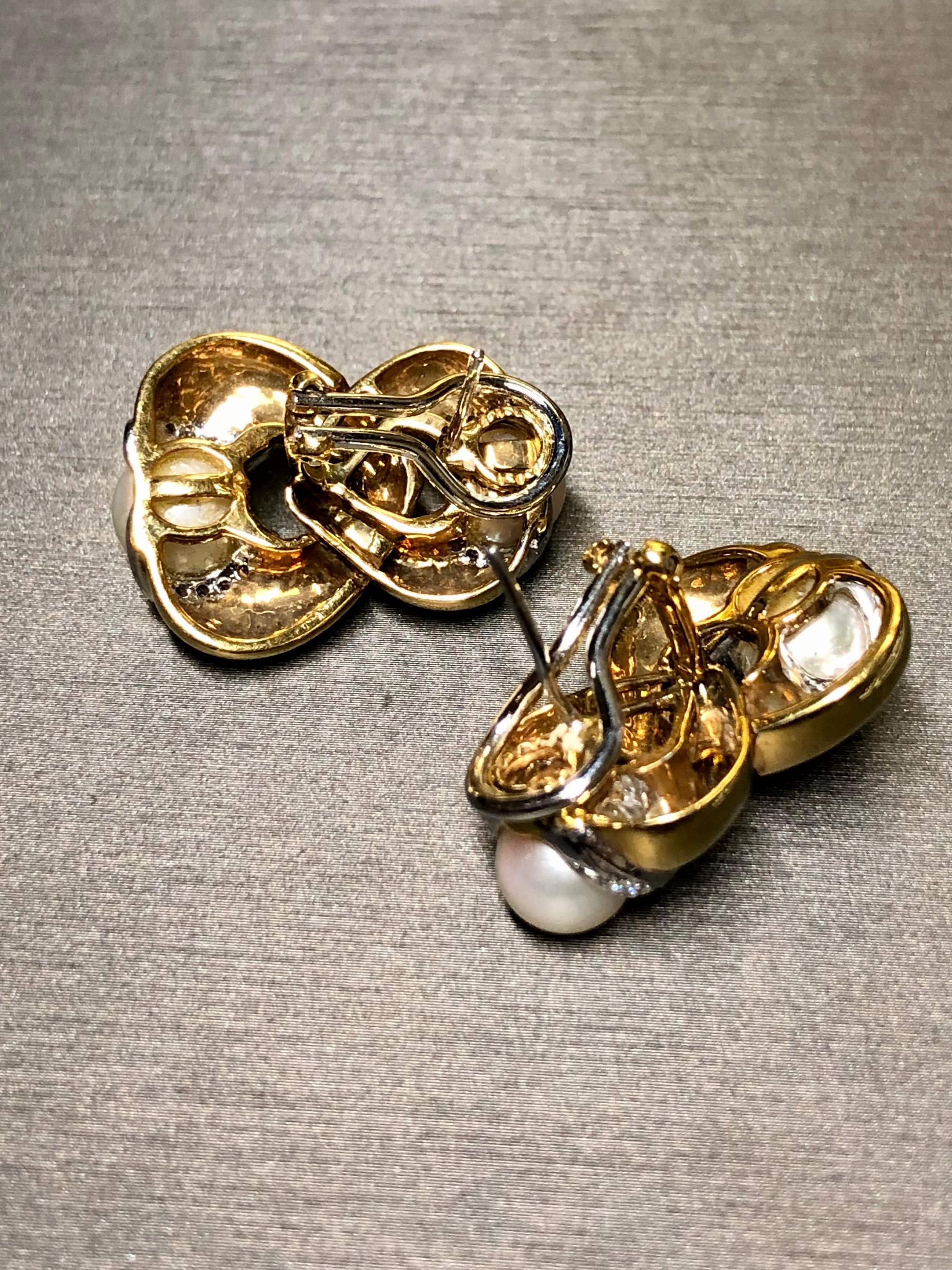 Estate 18K Yellow Gold Diamond Pearl Interlocking Omega Back Huggie Earrings In Good Condition For Sale In Winter Springs, FL