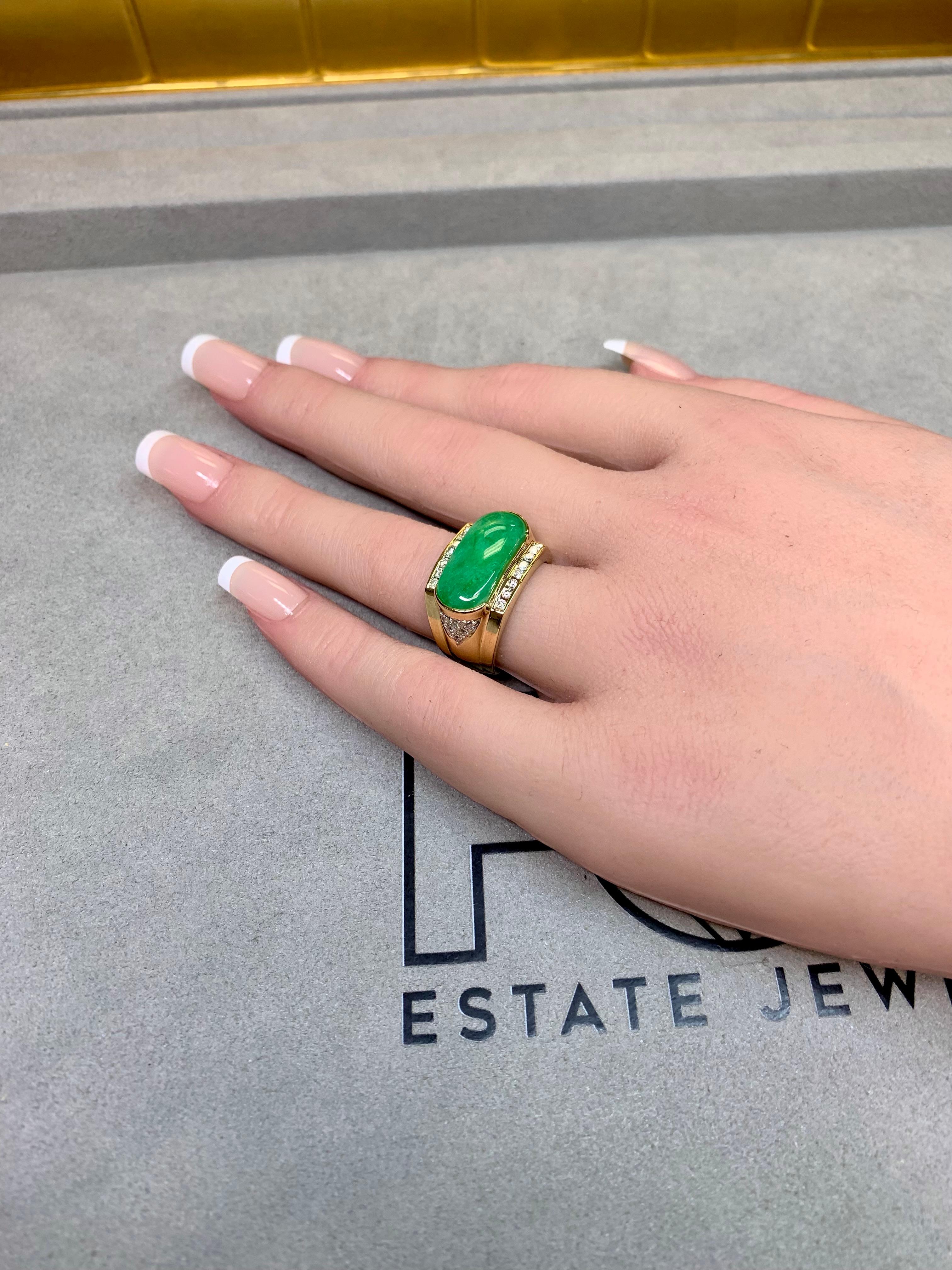 Anello di proprietà in oro giallo 18 carati con giada cabochon allungata est-ovest e diamanti in vendita 5