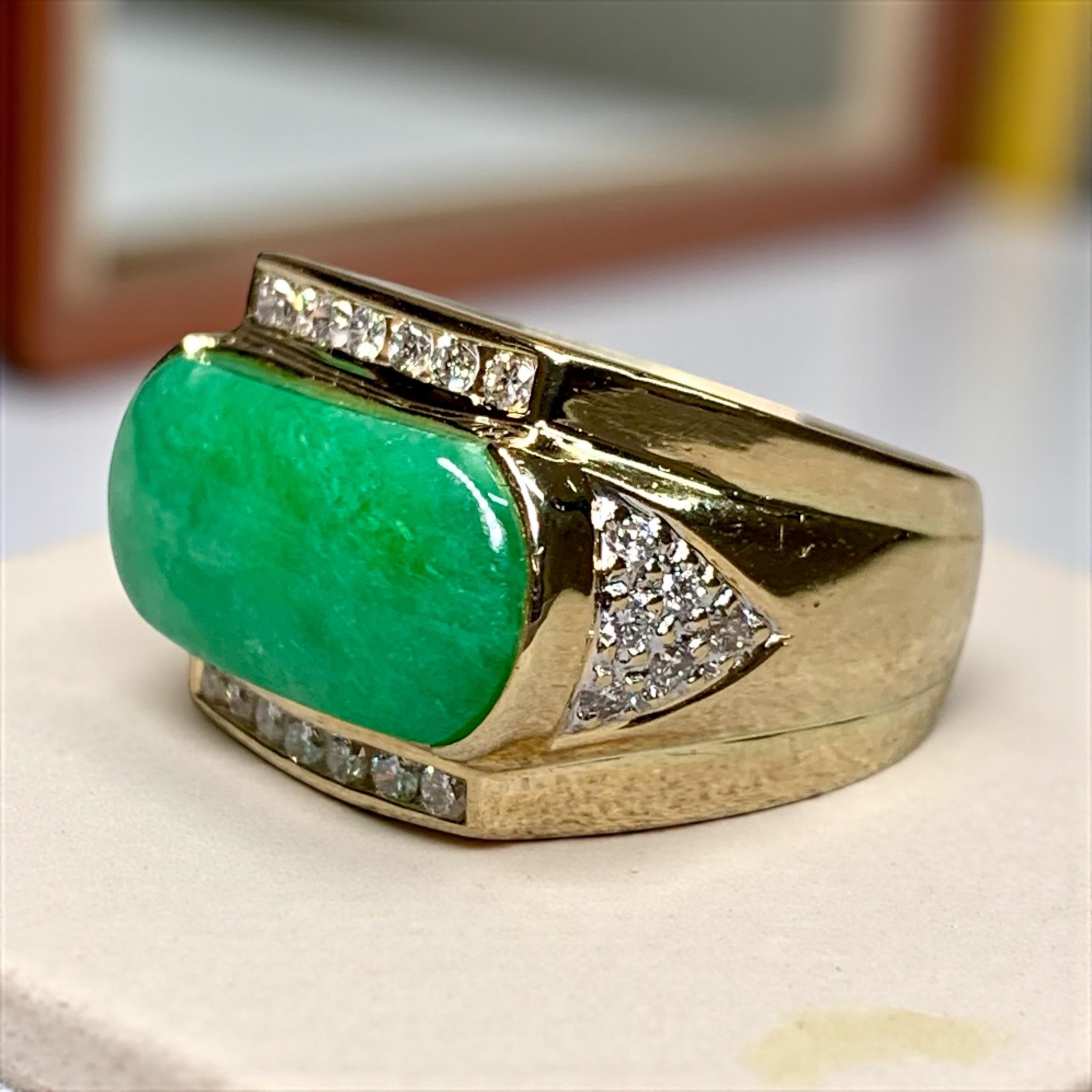 Anello di proprietà in oro giallo 18 carati con giada cabochon allungata est-ovest e diamanti in vendita 6