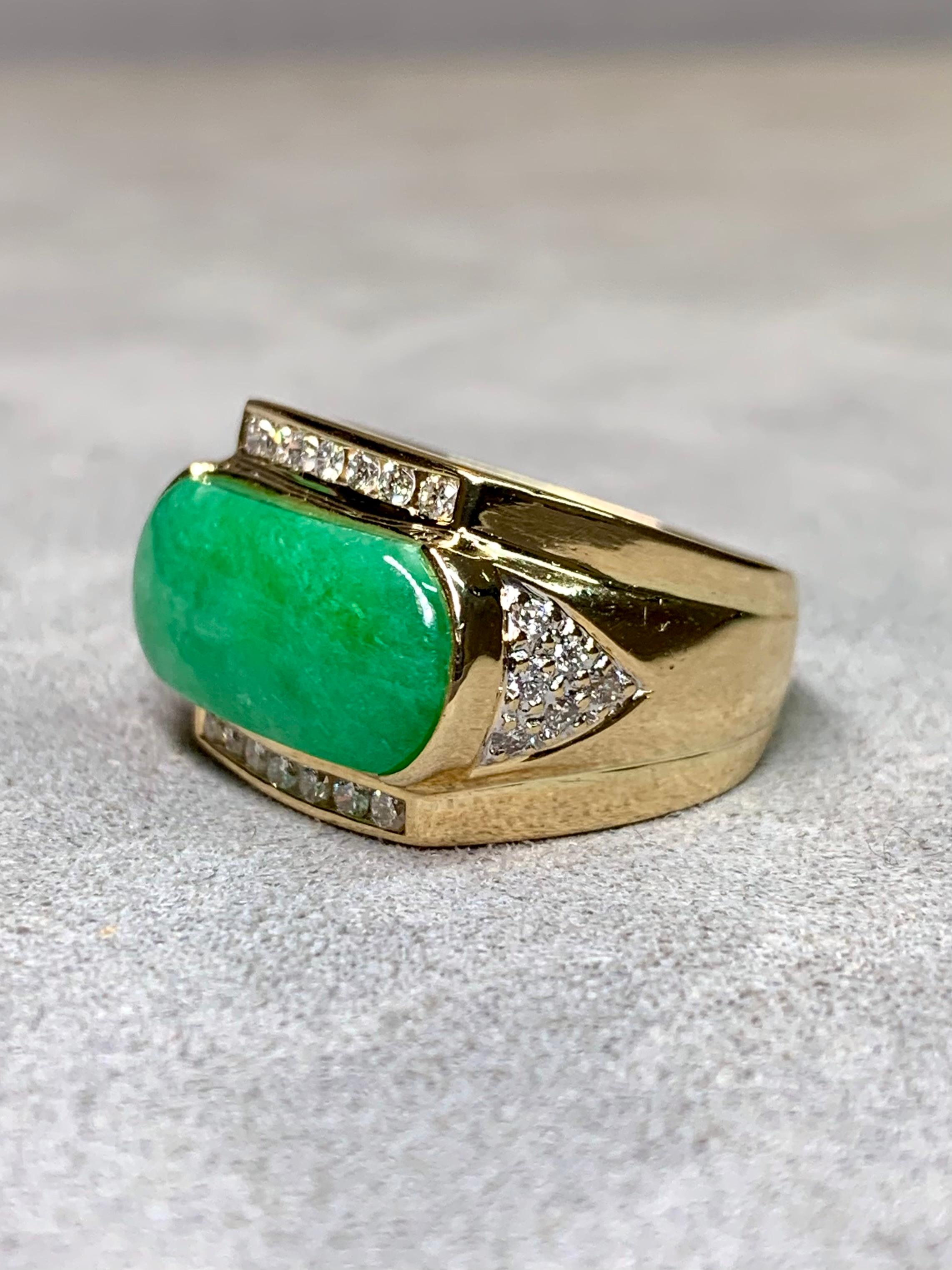Un anello unisex audace e versatile realizzato in ricco oro giallo 18 carati, progettato con una presenza consistente e uno stile elegante. Al centro si trova un cabochon di giada verde intenso di 19,50 mm per 9 mm, il cui colore sorprendente è