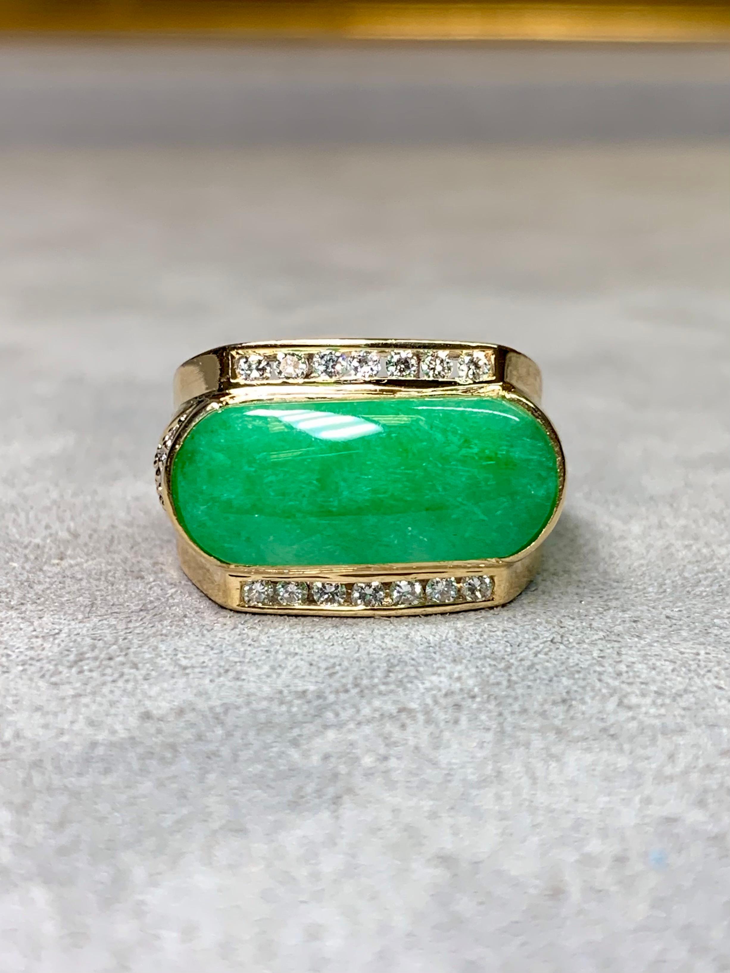 Contemporaneo Anello di proprietà in oro giallo 18 carati con giada cabochon allungata est-ovest e diamanti in vendita