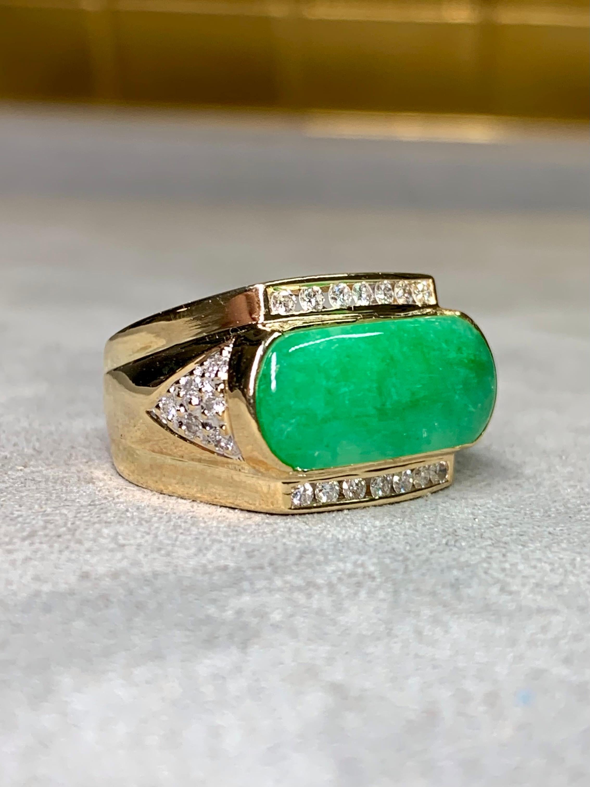 Cabochon Anello di proprietà in oro giallo 18 carati con giada cabochon allungata est-ovest e diamanti in vendita