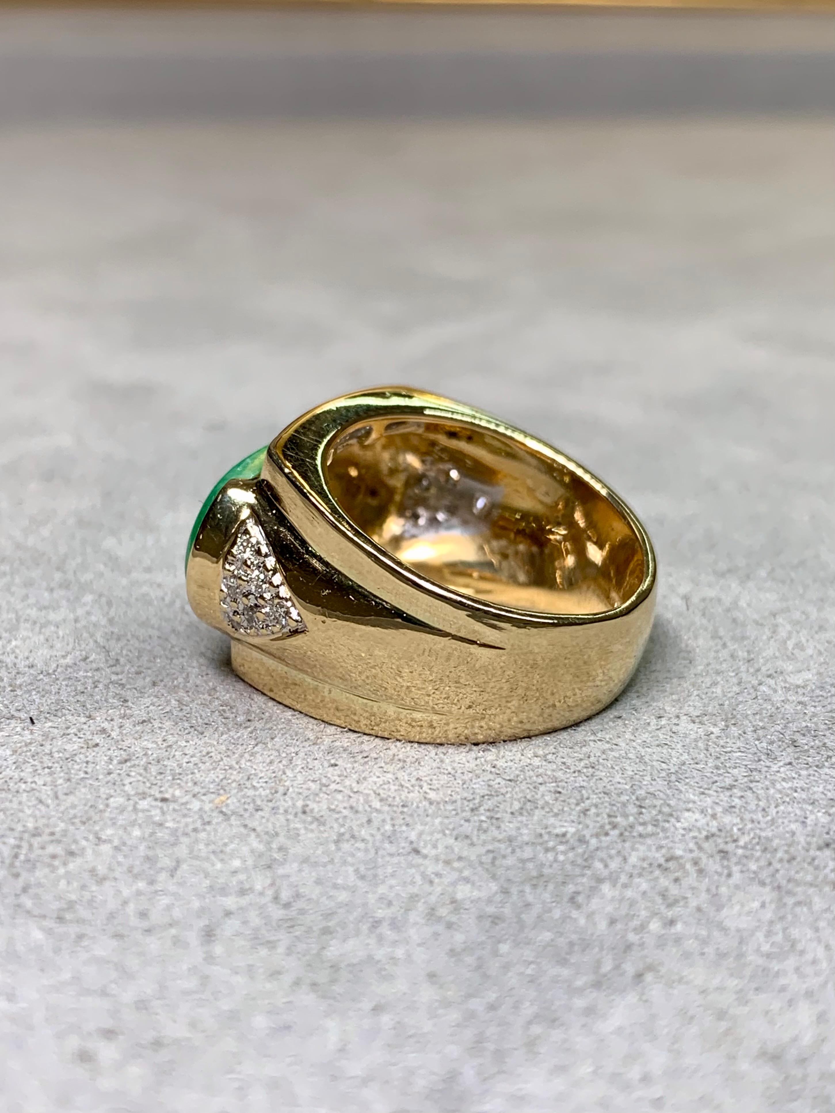 Anello di proprietà in oro giallo 18 carati con giada cabochon allungata est-ovest e diamanti In condizioni ottime in vendita a Winter Springs, FL