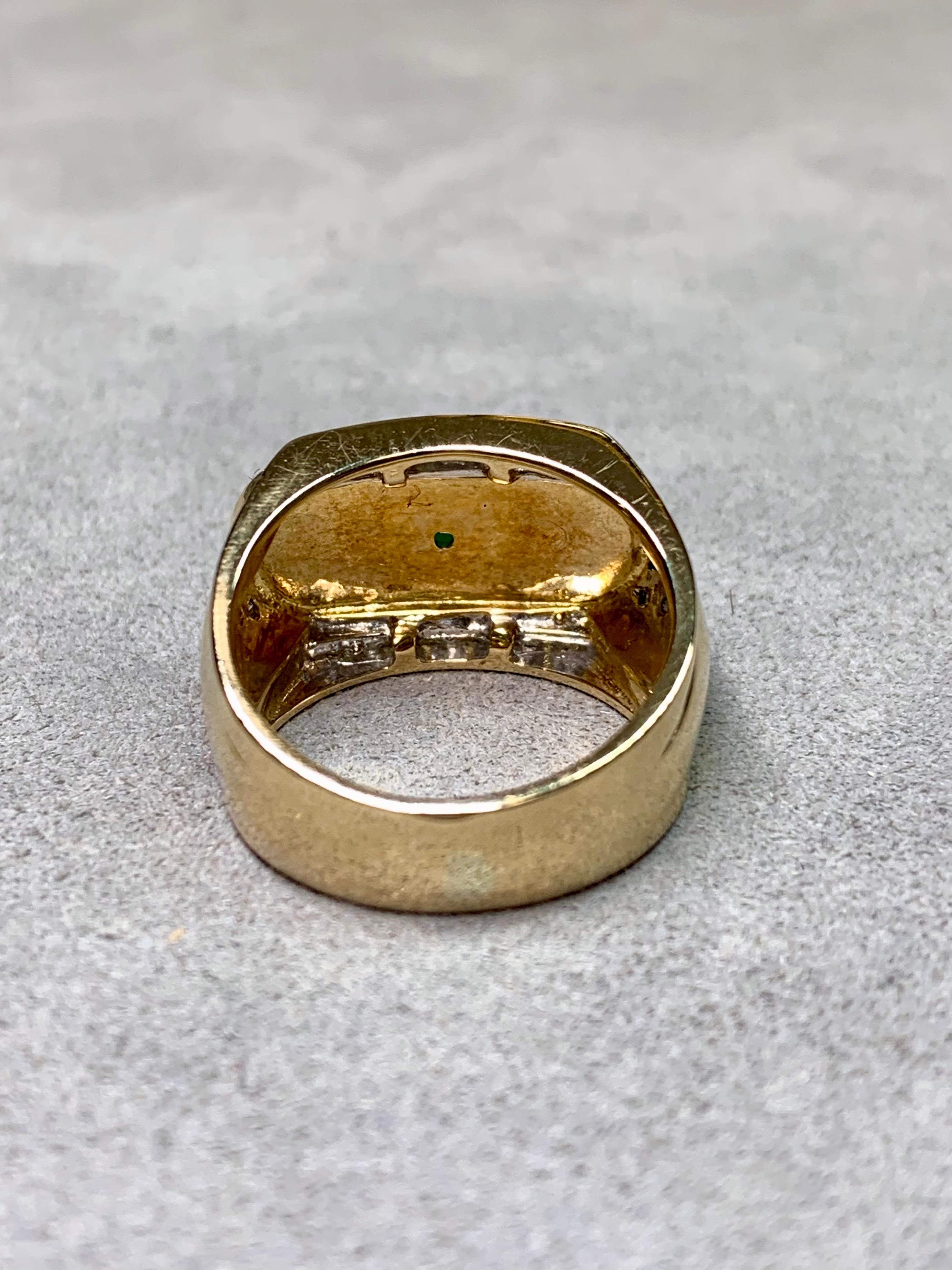 da uomo o donna Anello di proprietà in oro giallo 18 carati con giada cabochon allungata est-ovest e diamanti in vendita