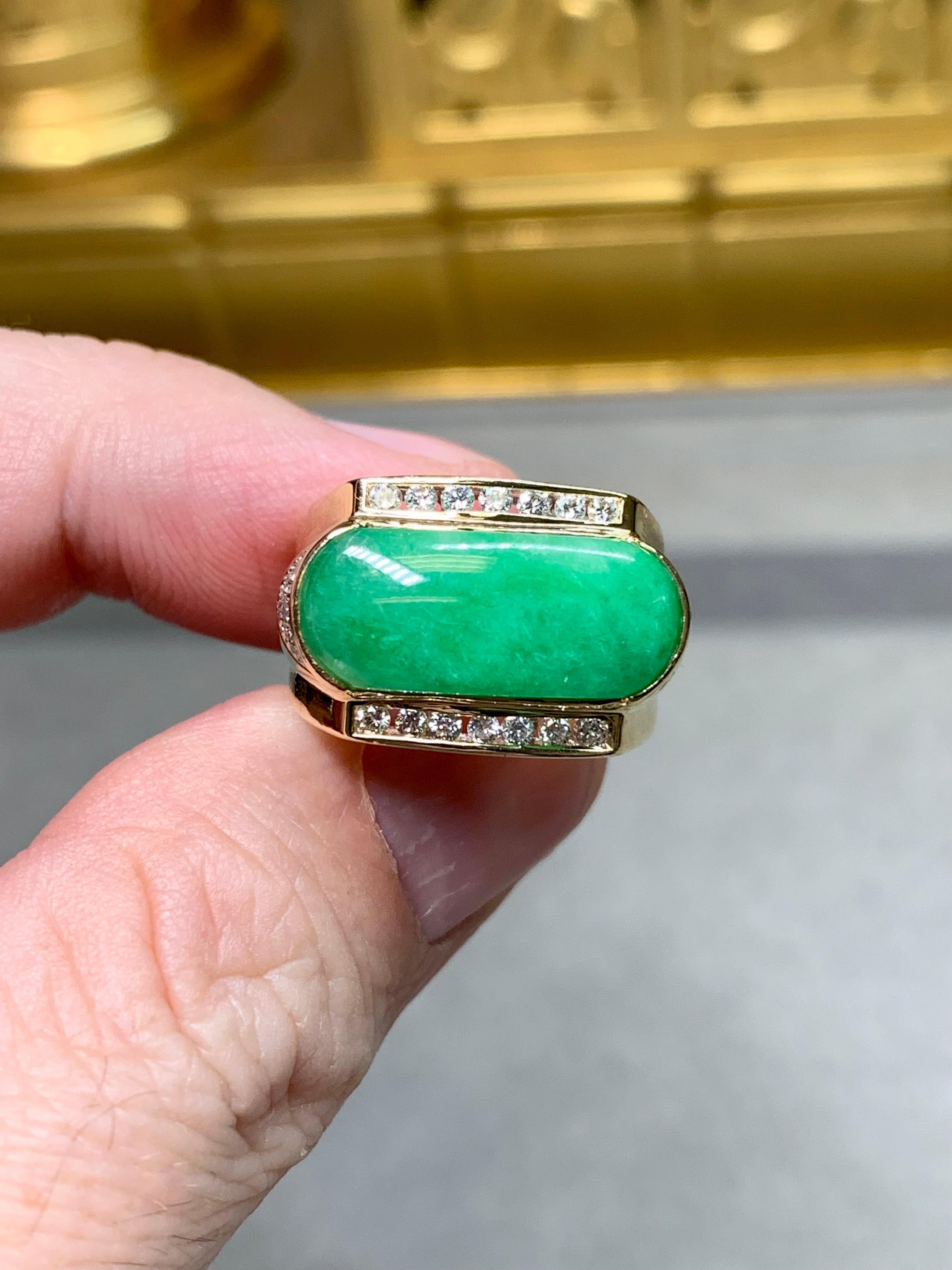Anello di proprietà in oro giallo 18 carati con giada cabochon allungata est-ovest e diamanti in vendita 1