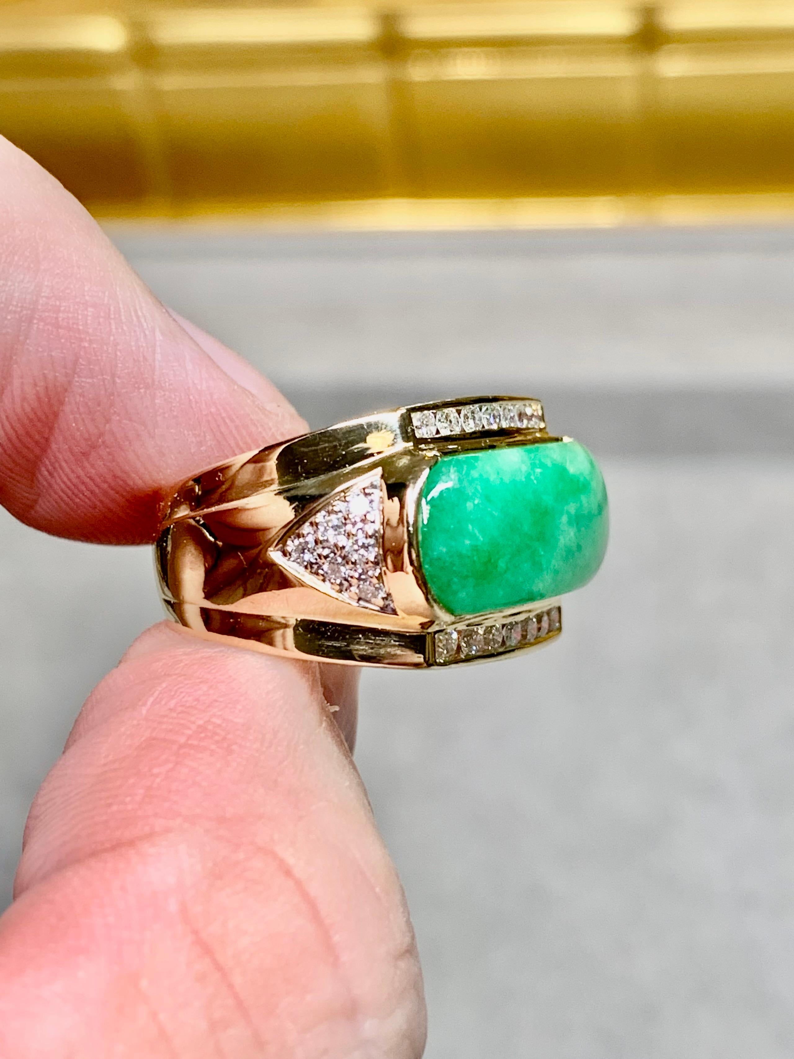 Anello di proprietà in oro giallo 18 carati con giada cabochon allungata est-ovest e diamanti in vendita 2