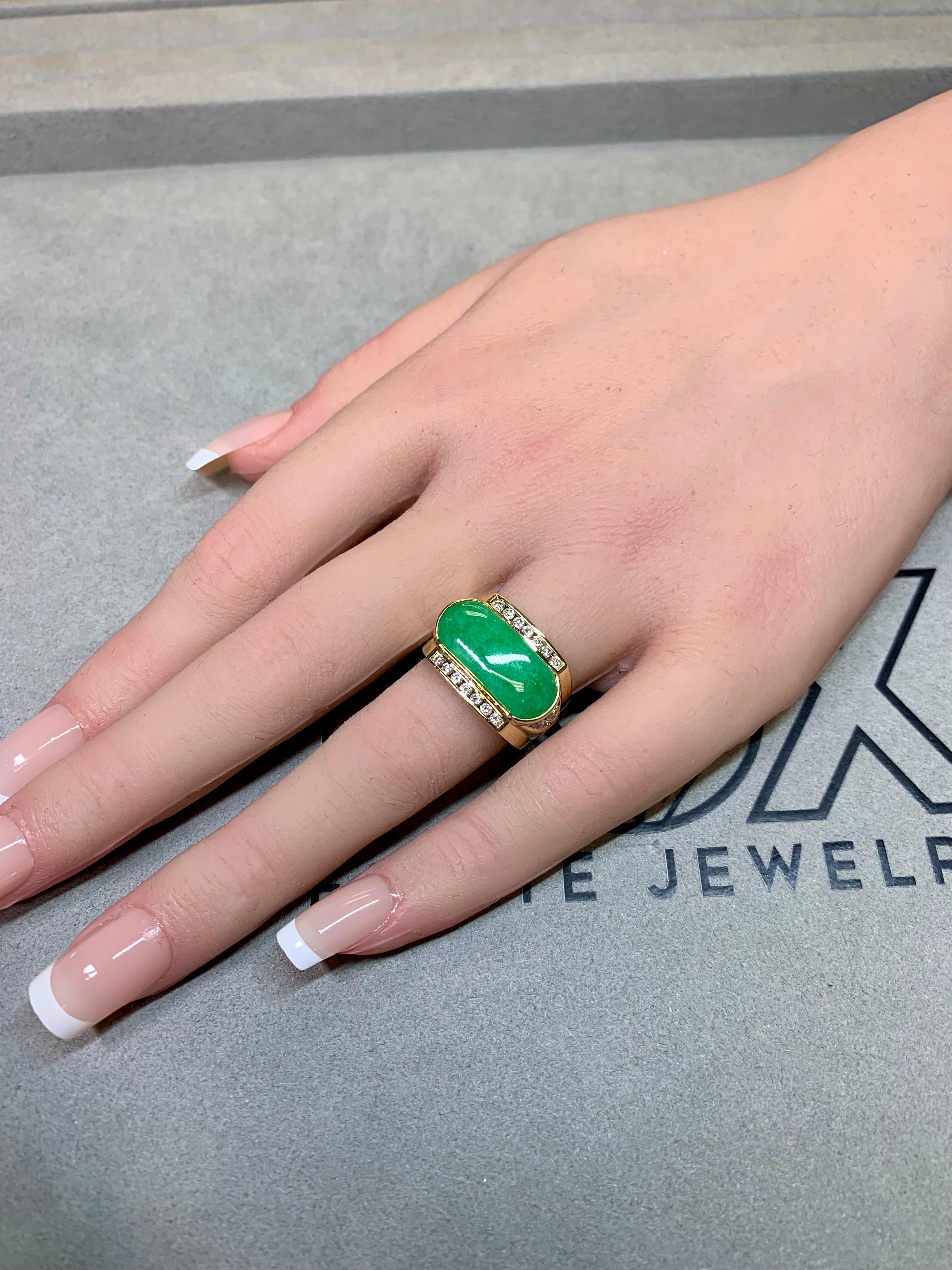 Anello di proprietà in oro giallo 18 carati con giada cabochon allungata est-ovest e diamanti in vendita 3
