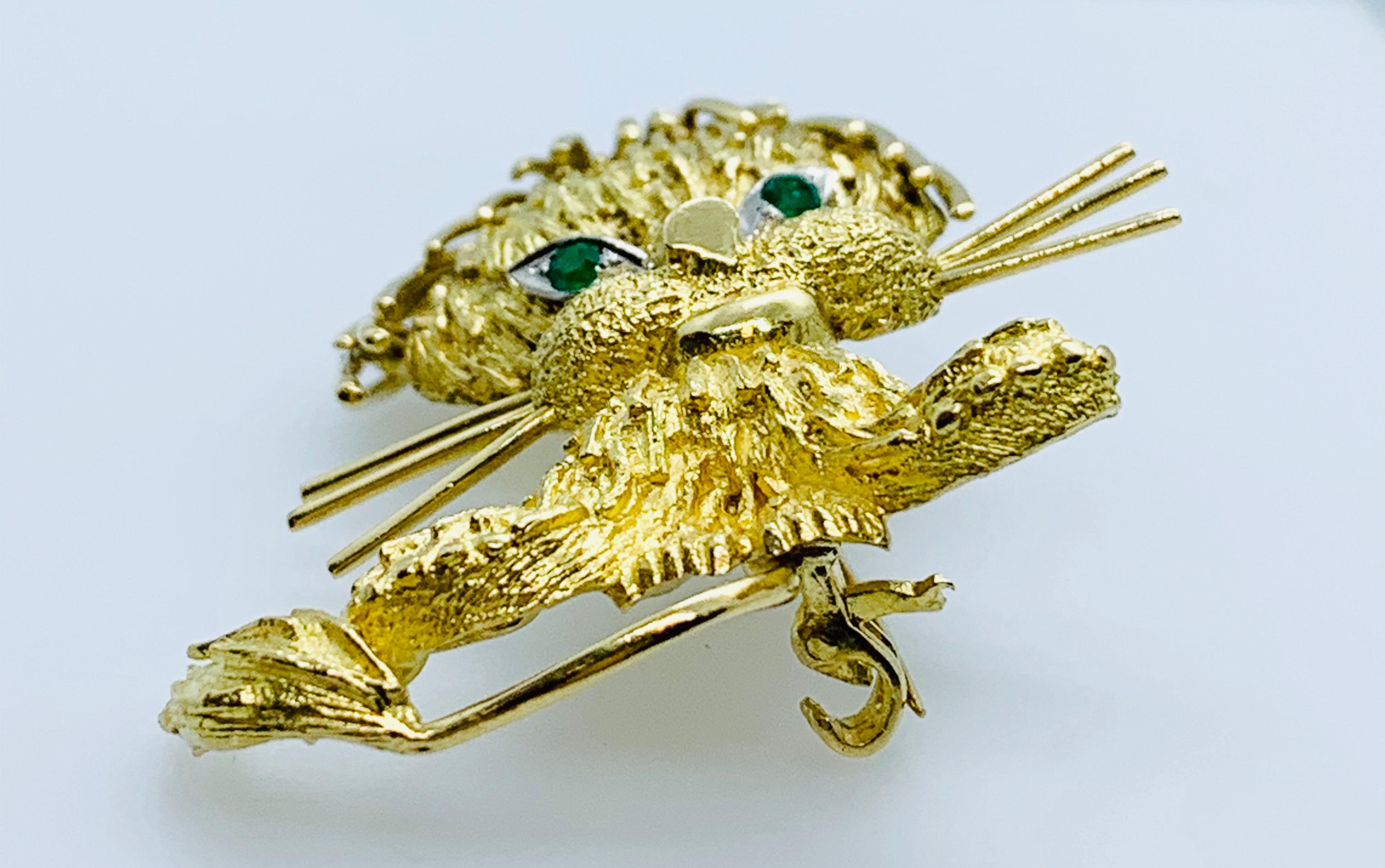 Contemporary Estate 18 Karat Yellow Gold and Emerald Lion Cub / Kitty Cat Pin Brooch