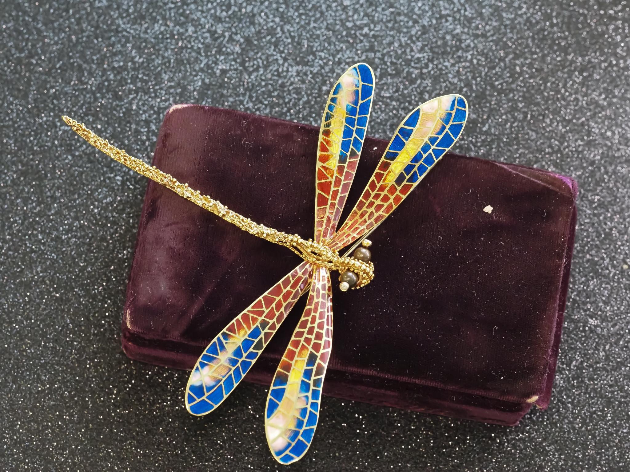 Détails de l'article :
Type de métal : Or jaune 18K [poinçonné et testé].
Poids : 58.0 grammes

Yeux en diamant, taille unique antique.

Émail sur les ailes, multicolore.

Mesures de la broche :
Mesures : 4 pouces de long, 5 pouces de large.
Condit