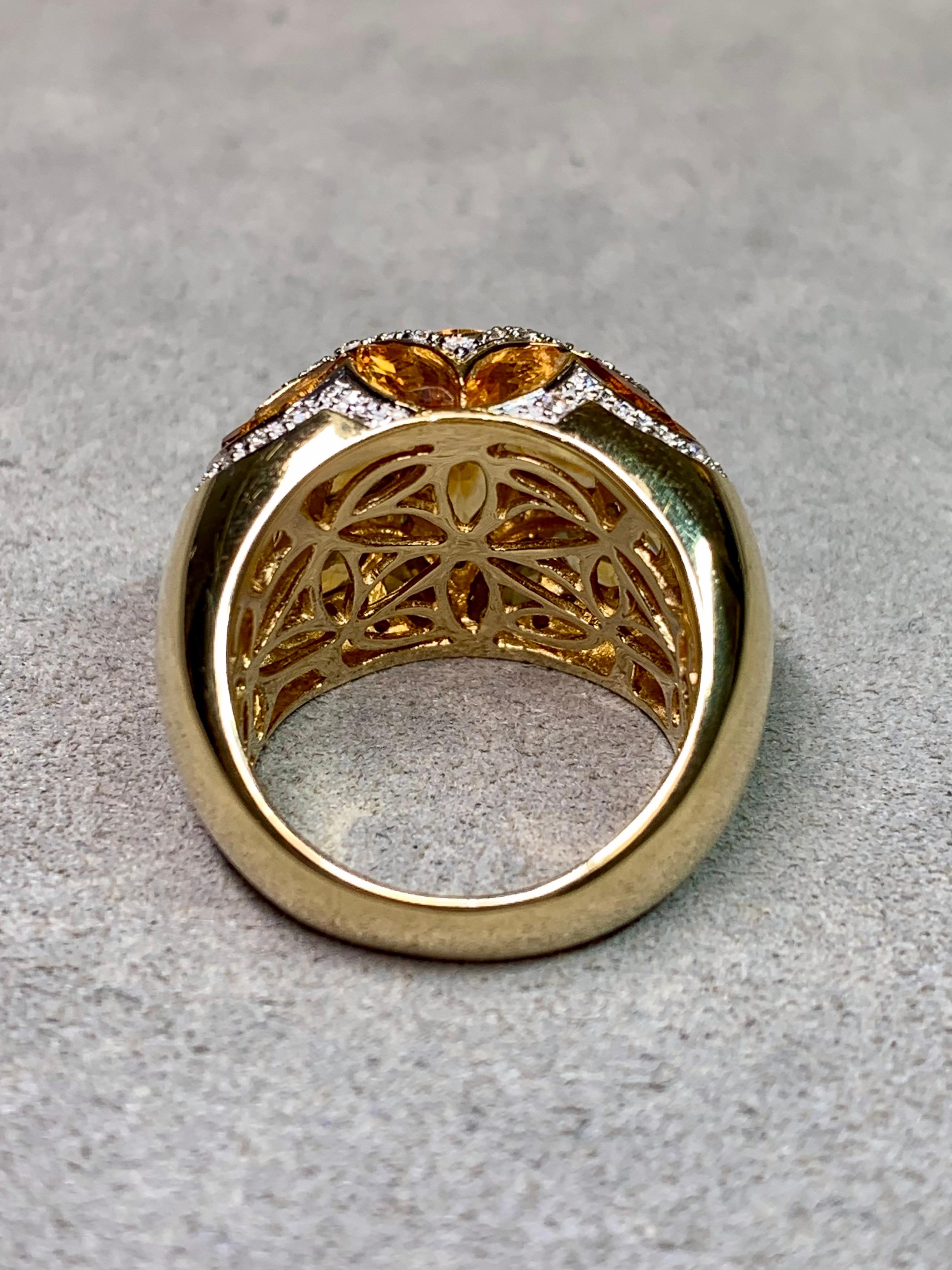 
Ein wunderschön gearbeiteter Cocktailring aus 18-karätigem Gelbgold mit einem gewölbten Mosaik aus tief gesättigten, orangefarbenen Zitrinen in Birnen-, Marquise-, Rund- und anderen ausgefallenen Schliffen von insgesamt etwa 6,00 Karat. Eingerahmt