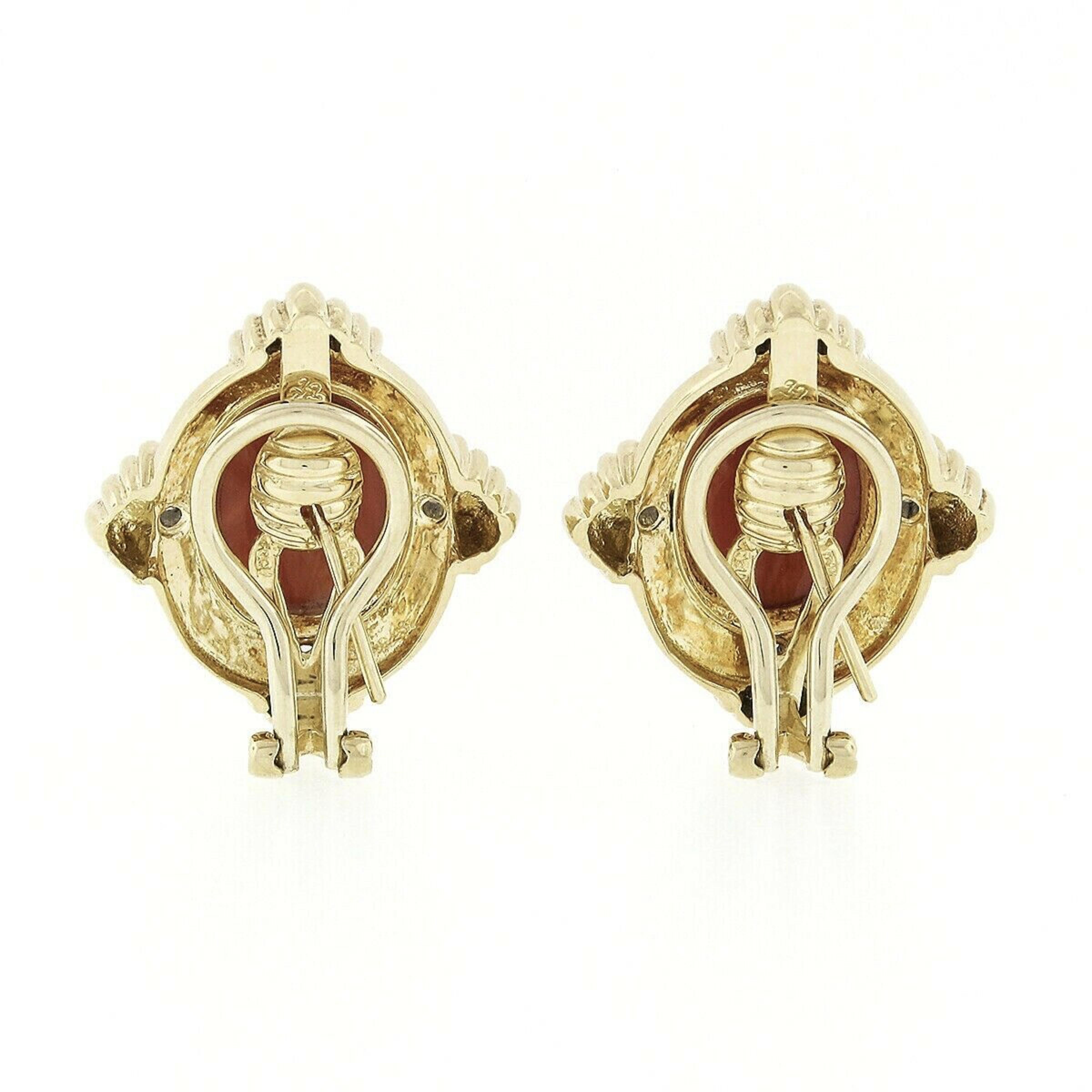 Questo splendido paio di orecchini con corallo e diamanti è stato realizzato in oro giallo e bianco massiccio a 18 carati. Presenta una coppia di splendidi coralli ovali cabochon incastonati, certificati dal GIA. I coralli sono incastonati al centro