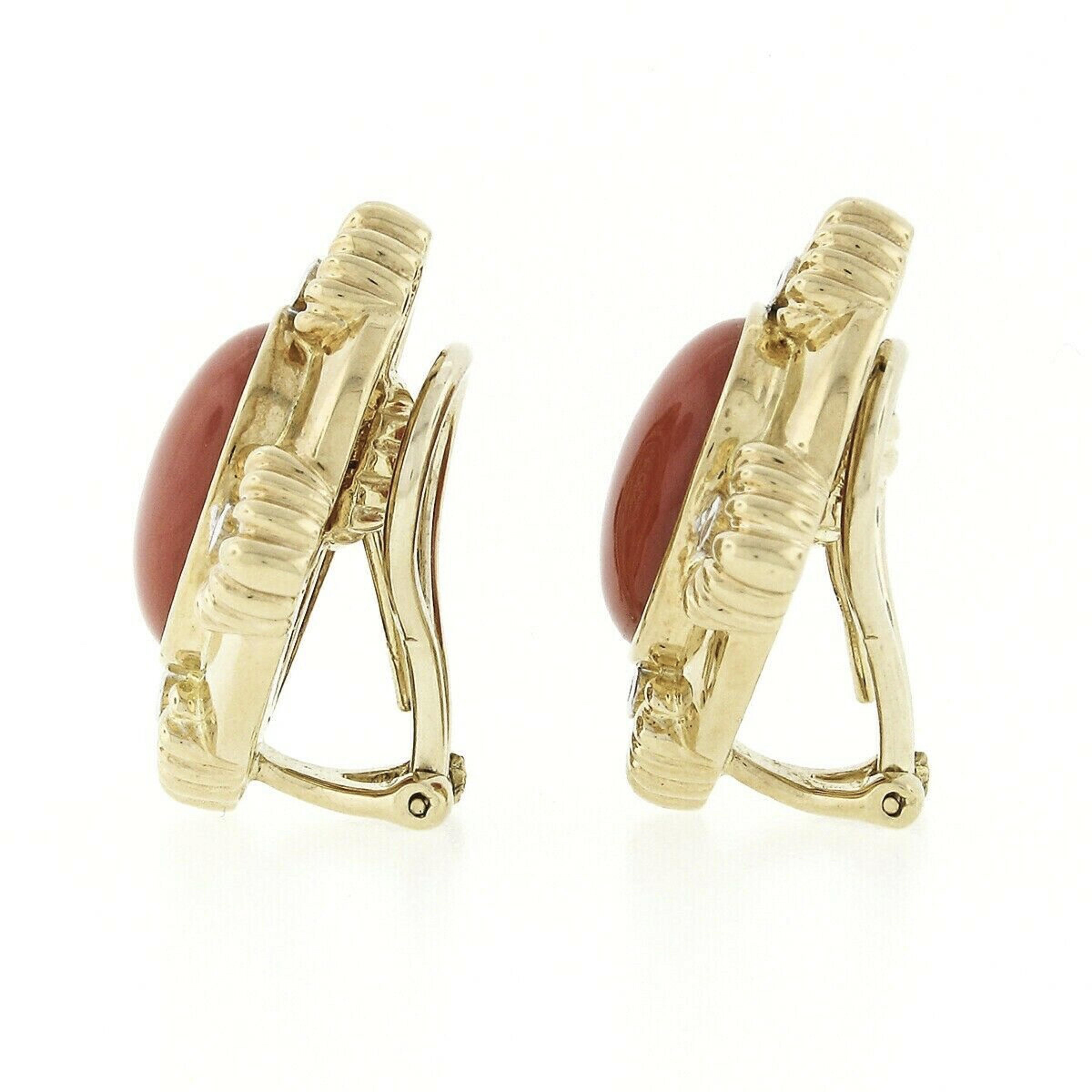 Taglio ovale Orecchini a clip Omega in oro giallo 18 carati GIA con corallo cabochon ovale e diamante in vendita