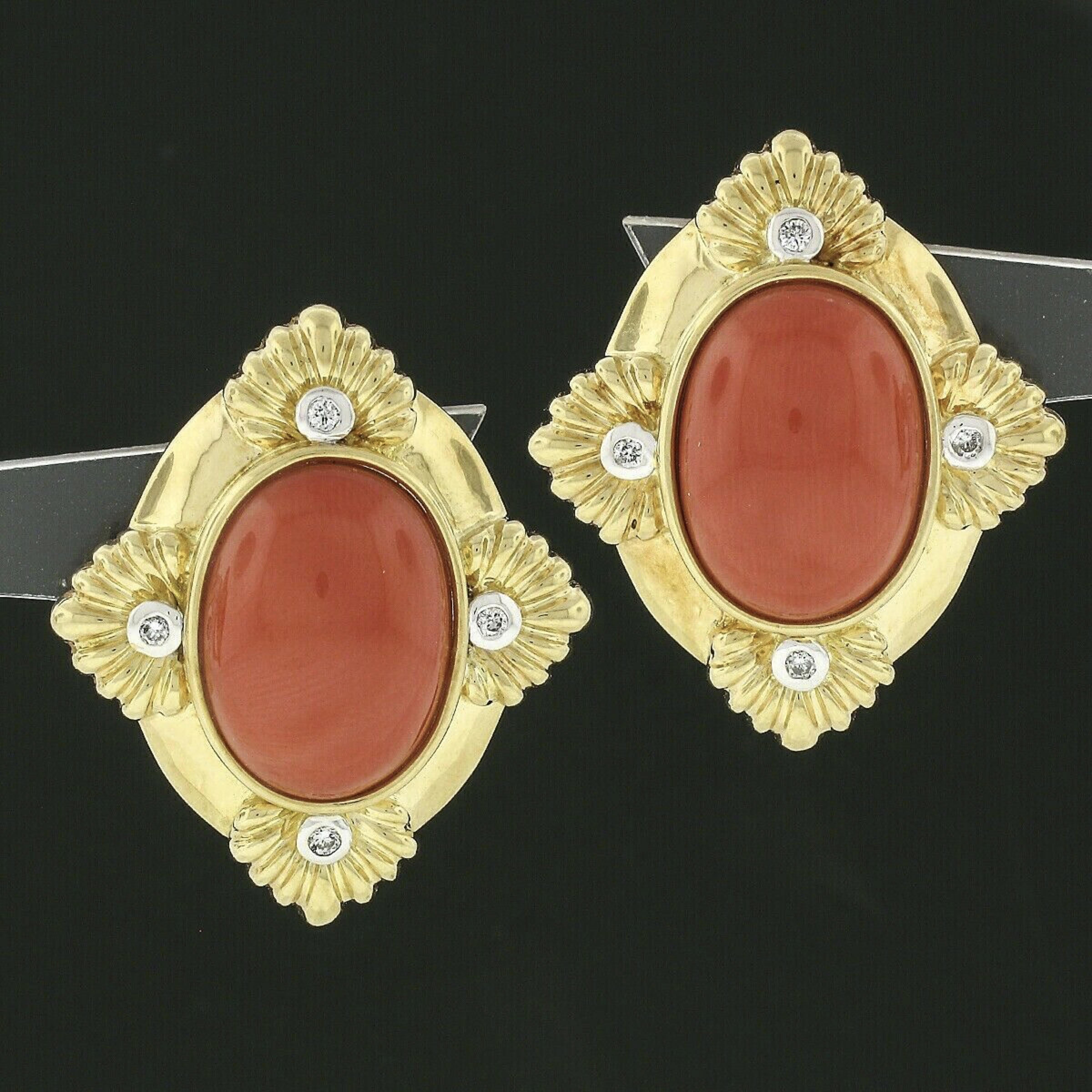 Donna Orecchini a clip Omega in oro giallo 18 carati GIA con corallo cabochon ovale e diamante in vendita