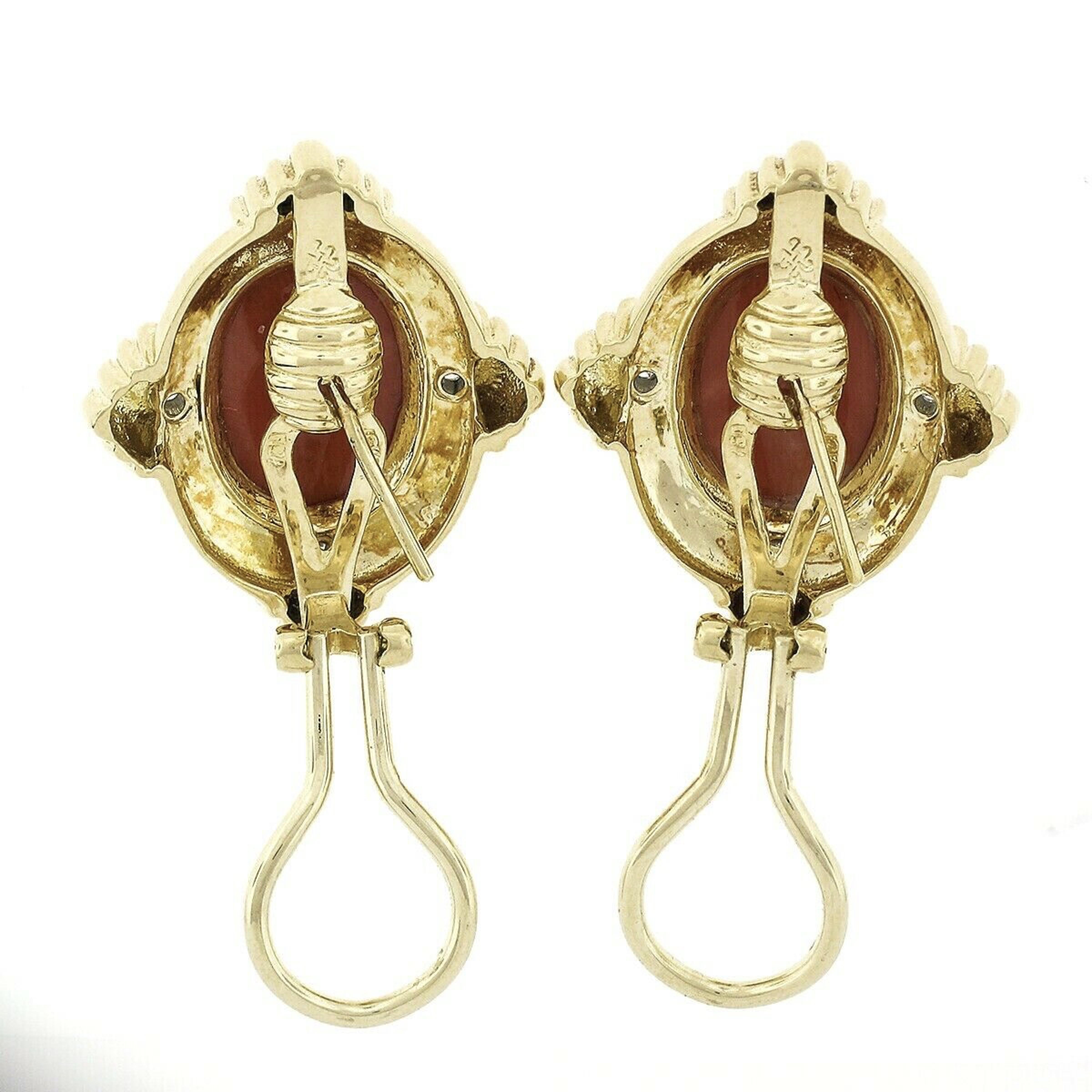 Orecchini a clip Omega in oro giallo 18 carati GIA con corallo cabochon ovale e diamante in vendita 1
