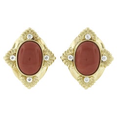 Estate Boucles d'oreilles Omega en or jaune 18k GIA avec corail cabochon ovale et diamant