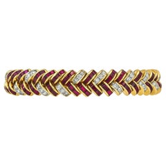 Pulsera en espiga de oro amarillo de 18 quilates con rubíes talla calibre