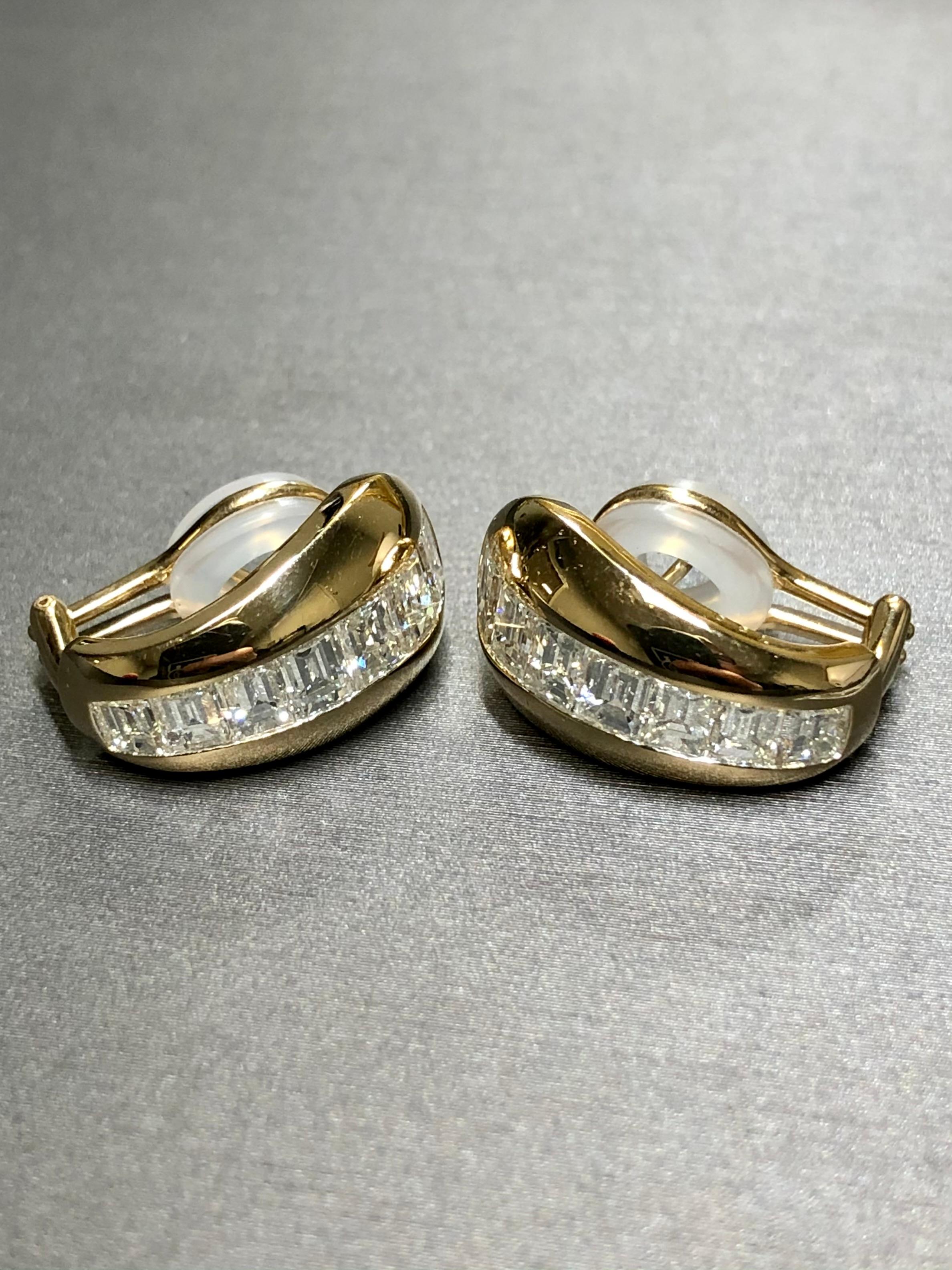 Estate 18K Yellow Gold Large Baguette Diamond Huggie Earrings G Vs In Excellent Condition For Sale In Winter Springs, FL