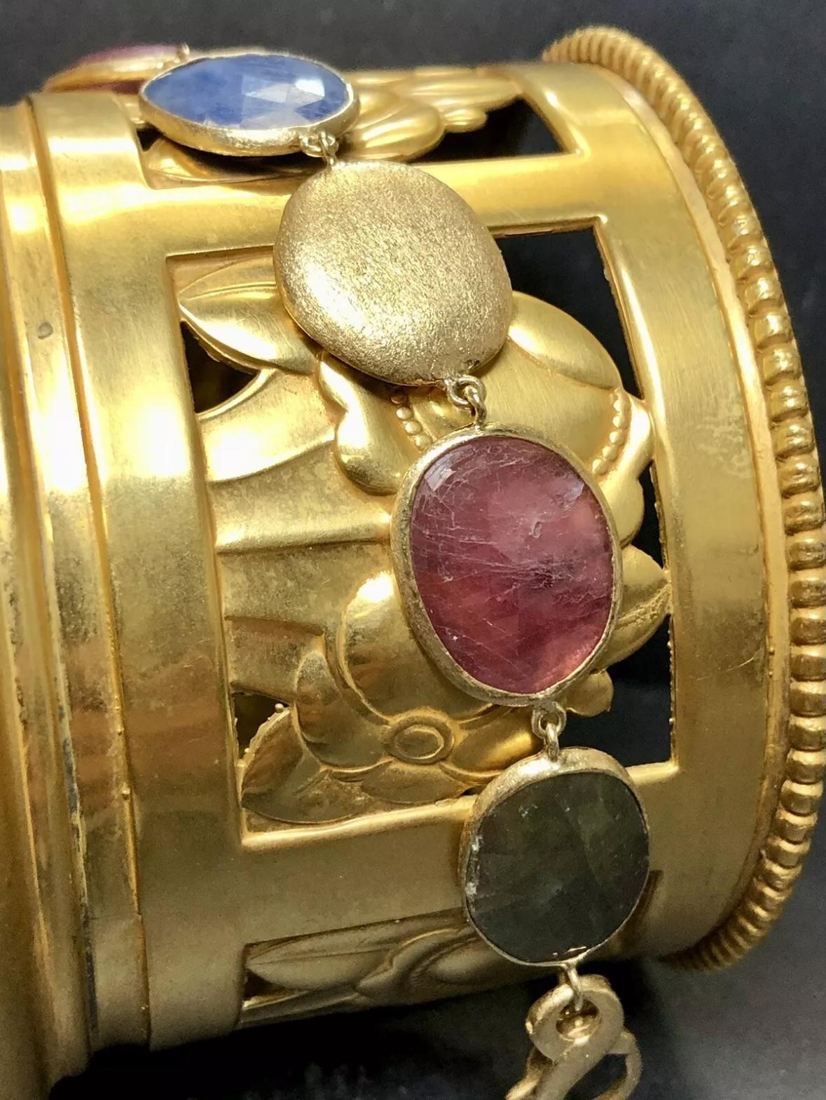 Contemporain Estate Or jaune 18K Grand saphir taillé en rose  Bracelet texturé forme de galets de rubis 7 en vente