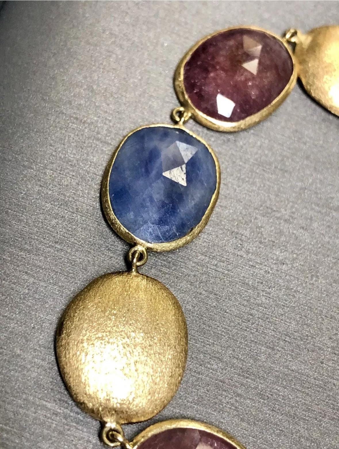 Estate Or jaune 18K Grand saphir taillé en rose  Bracelet texturé forme de galets de rubis 7 Bon état - En vente à Winter Springs, FL