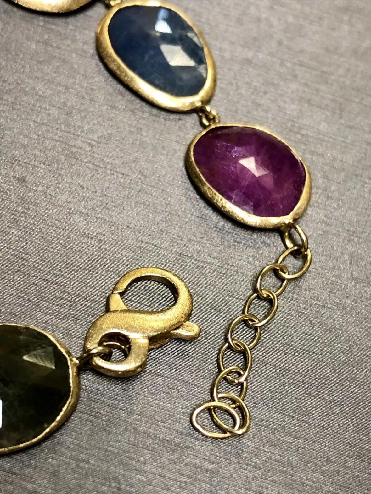 Estate Or jaune 18K Grand saphir taillé en rose  Bracelet texturé forme de galets de rubis 7 Unisexe en vente