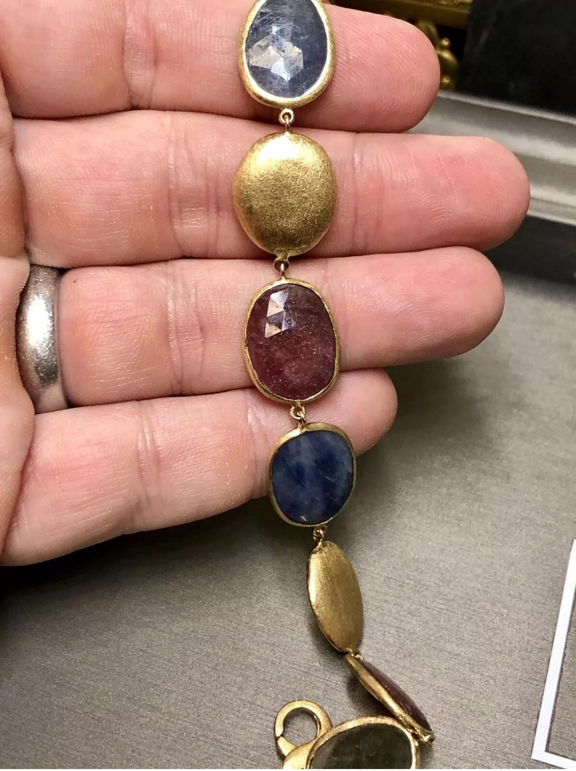 Estate Or jaune 18K Grand saphir taillé en rose  Bracelet texturé forme de galets de rubis 7 en vente 1