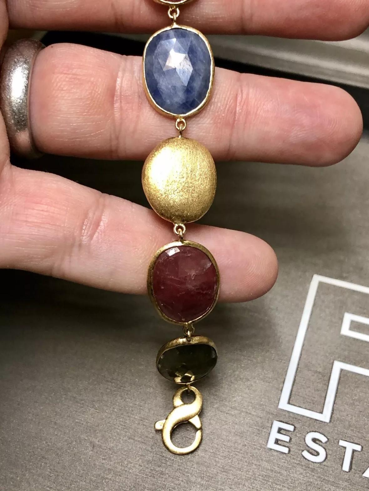 Estate Or jaune 18K Grand saphir taillé en rose  Bracelet texturé forme de galets de rubis 7 en vente 2