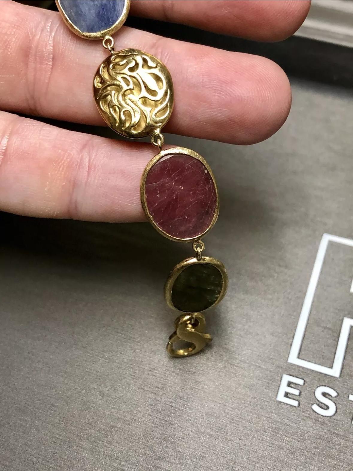Estate Or jaune 18K Grand saphir taillé en rose  Bracelet texturé forme de galets de rubis 7 en vente 3