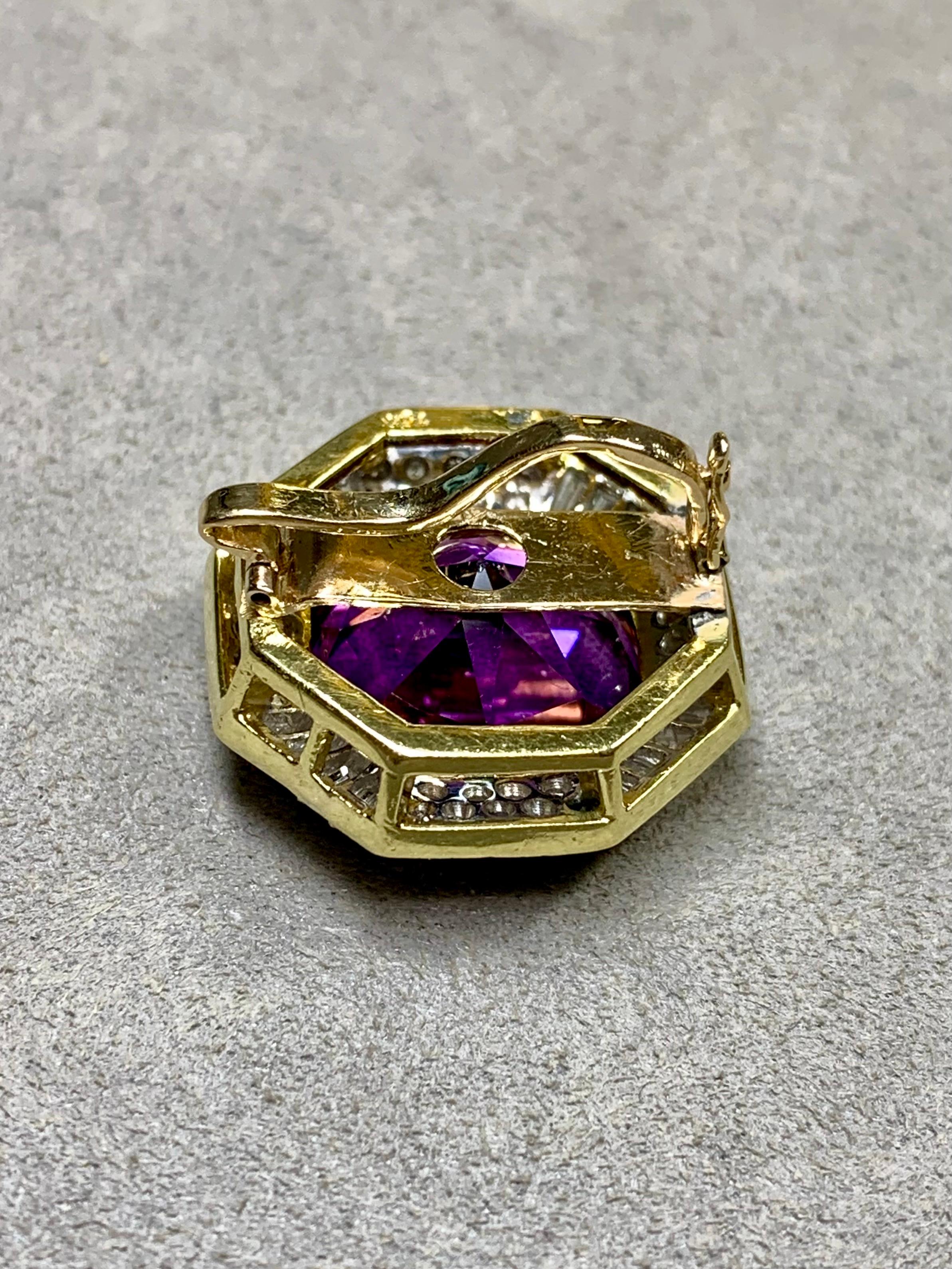 Un pendentif unique et original réalisé en or jaune 18 carats et censuré par une améthyste octogonale sertie Basile pesant environ 10ct entourée d'environ 2.10ctw en diamants ronds et baguettes de couleur G-I Vs2-Si2 de clarté. Le fermoir au dos