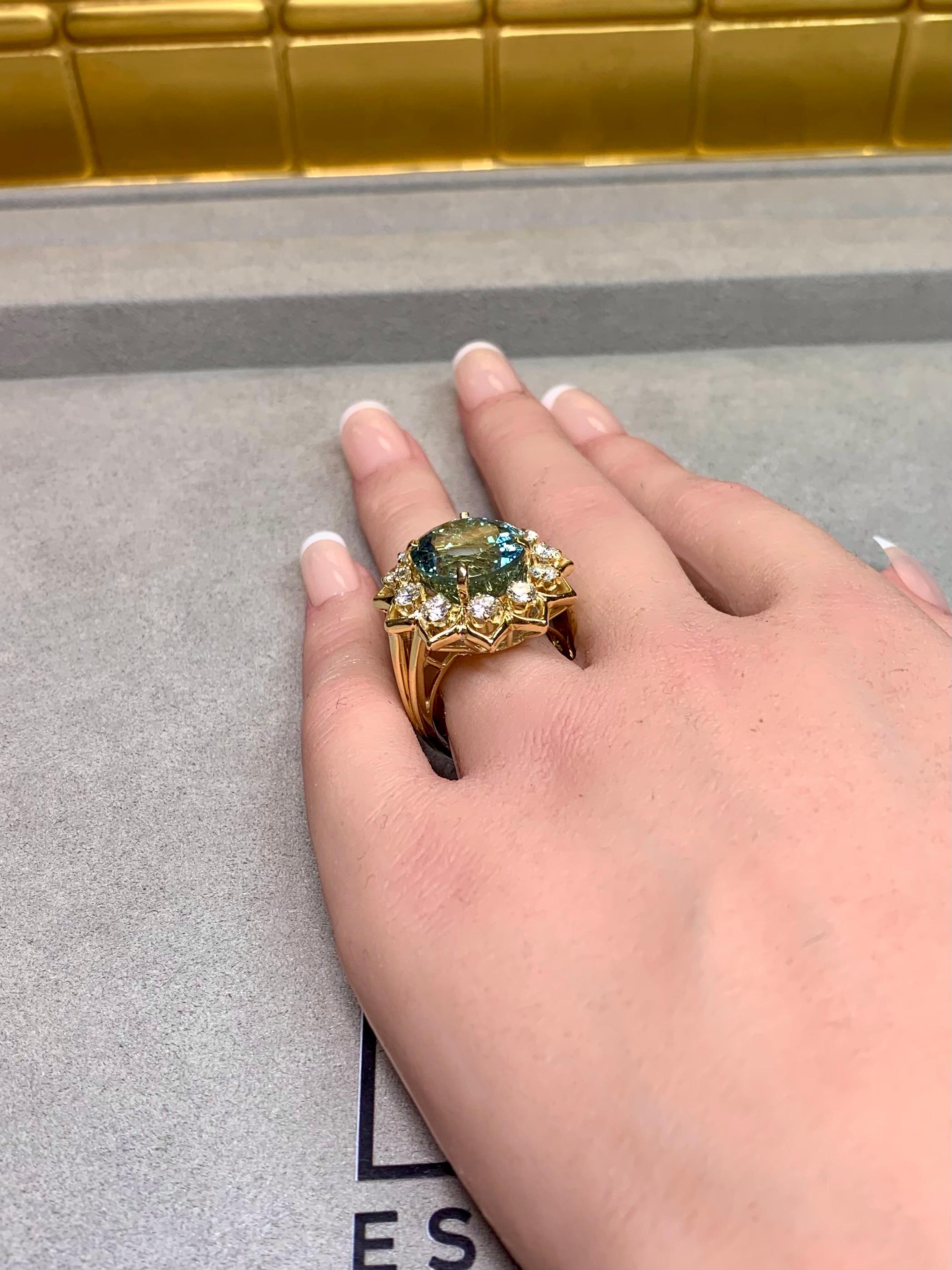 Bague Cocktail en or jaune 18K aigue-marine ovale diamantée 11.65ctw en vente 4