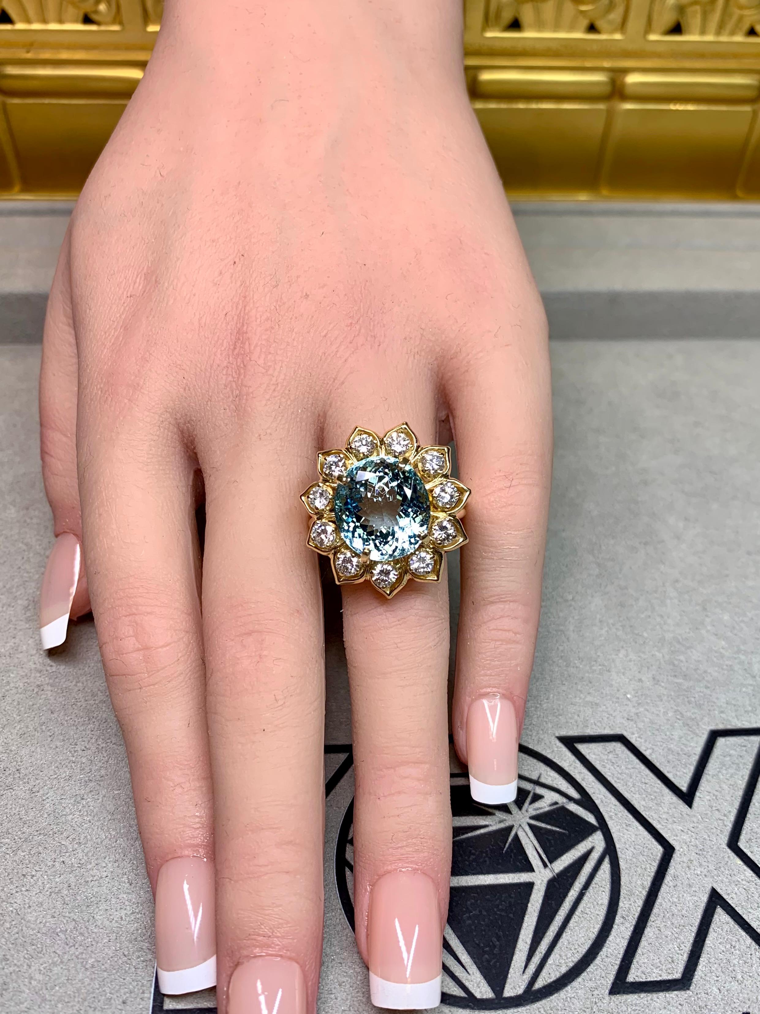 Bague Cocktail en or jaune 18K aigue-marine ovale diamantée 11.65ctw en vente 5