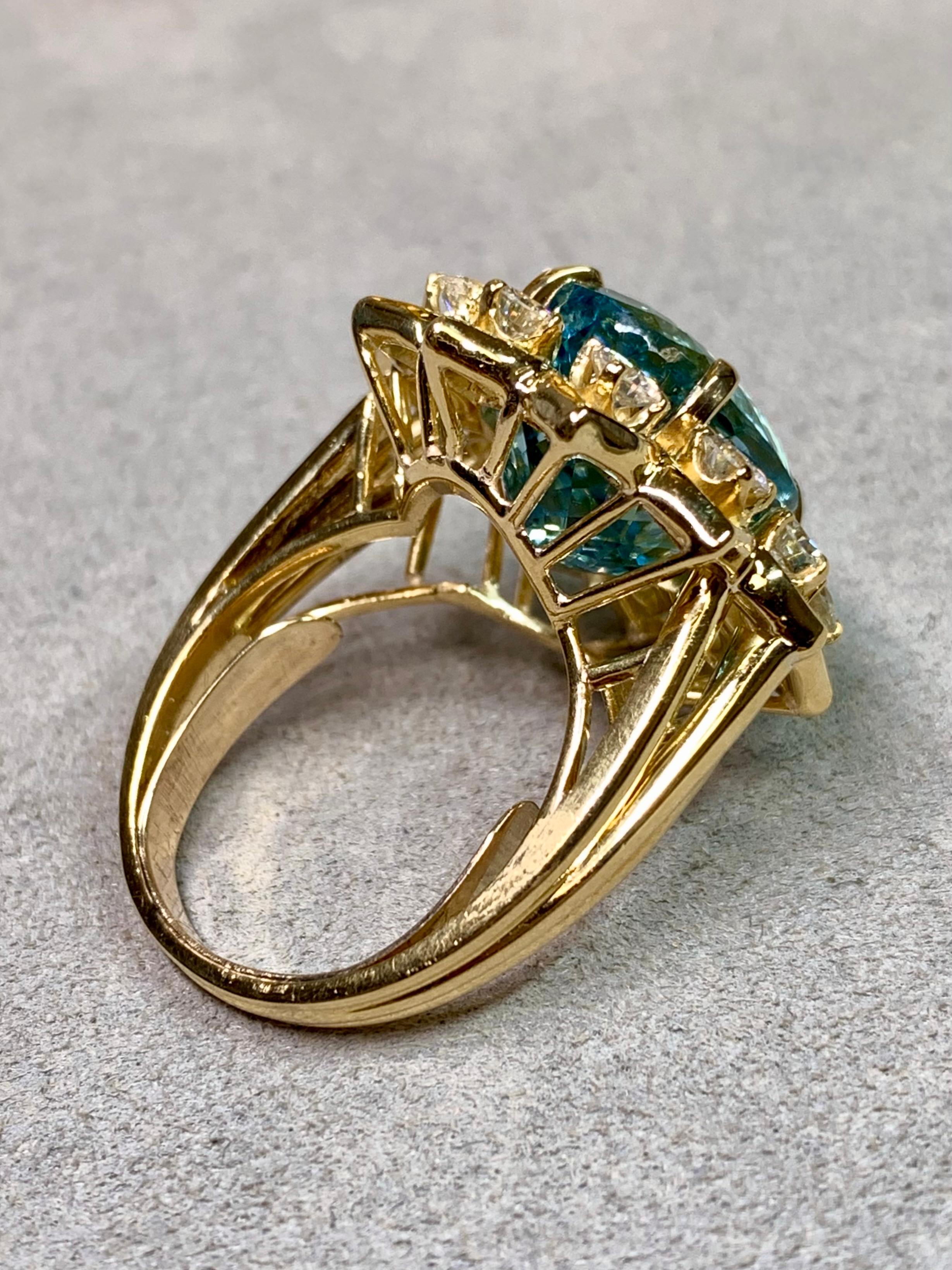 Contemporain Bague Cocktail en or jaune 18K aigue-marine ovale diamantée 11.65ctw en vente